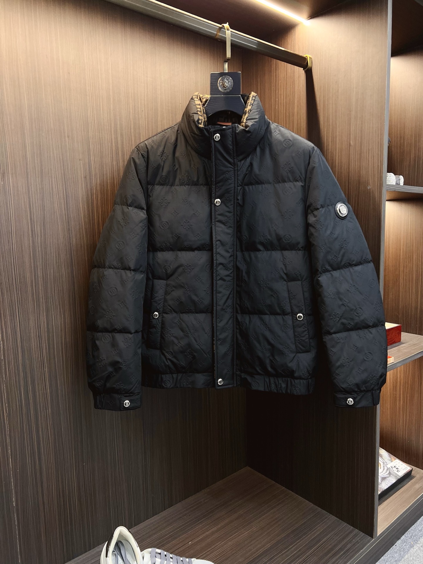 NO:625821,LV official website 2025 autumn and winter new down jacket. This is known as the most high-end down jacket, all 90 down, with a classic logo combination. It is full of visual impact at first sight. It has better thermal insulation performance, is light and not heavy, and has good loft recovery after compression, and it can gather heat and lock in temperature!  Personalized color matching design, fresh and energetic!  There are too many versions circulating in the market. In addition to the different fabrics and workmanship, the biggest difference is that the filling is not goose down at all but feather silk or velvet, etc., and it is not easy to tell the difference for those who don’t understand. In addition, the fabrics and workmanship are definitely not of the same level. In short, look for us and you will never go astray. All the exclusive full colors are purchased and developed by genuine ones. If you understand the quality of our down jackets, you can safely recommend it with your eyes closed. The same series for men and women!  Size M-3XL Please state your height and weight when ordering,,louis vuitton,down jacket,alexander wang19860909LV 官网款2025秋冬新款羽绒服.这款号称羽绒服届最高端的,全部90绒的带着经典的Logo组合搭配,第一眼看到就是满满的视觉冲击,保暖性能更出色,轻便不厚重,且压缩后的蓬松度恢复性好,聚热锁温！个性的拼色设计,清新有活力！市面流通的版本实在太多了,除了面料做工不同外,最大的区别就是填充物根本不是鹅绒而是羽丝或手感绒等等,而不懂的根本不容易区分.另外面料和做工也绝对不是一个级别,总之认准我们,让你绝对不跑偏,独家全色全部购入正版开发,懂我们家羽绒服质量的,完全可以放心闭眼推.男女同款系列！码数M-3XL下单报身高体重,,louis vuitton,down jacket,alexander wang,Men's clothing