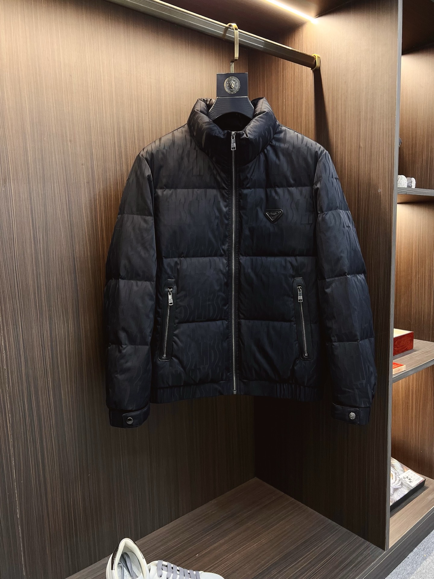 NO:625830,PRADA official website 2025 autumn and winter new down jacket. This is known as the most high-end down jacket, all 90 down, with a classic logo combination. It has a full visual impact at first sight. It has better thermal performance, is light and not heavy, and has good loft recovery after compression, and it can gather heat and lock in temperature!  Personalized color matching design, fresh and energetic!  There are too many versions circulating in the market. In addition to the different fabrics and workmanship, the biggest difference is that the filling is not goose down at all but feather silk or velvet, etc., and it is not easy to tell the difference for those who don’t understand. In addition, the fabrics and workmanship are definitely not of the same level. In short, look for us and you will never go astray. All the exclusive full colors are purchased and developed by genuine ones. If you understand the quality of our down jackets, you can safely recommend it with your eyes closed. The same series for men and women!  Size M-3XL Please state your height and weight when ordering, prada, prada, down jacket, alexander wang19860909PRADA 普拉达 官网款2025秋冬新款羽绒服.这款号称羽绒服届最高端的,全部90绒的带着经典的Logo组合搭配,第一眼看到就是满满的视觉冲击,保暖性能更出色,轻便不厚重,且压缩后的蓬松度恢复性好,聚热锁温！个性的拼色设计,清新有活力！市面流通的版本实在太多了,除了面料做工不同外,最大的区别就是填充物根本不是鹅绒而是羽丝或手感绒等等,而不懂的根本不容易区分.另外面料和做工也绝对不是一个级别,总之认准我们,让你绝对不跑偏,独家全色全部购入正版开发,懂我们家羽绒服质量的,完全可以放心闭眼推.男女同款系列！码数M-3XL下单报身高体重,,prada,prada,down jacket,alexander wang,Men's clothing