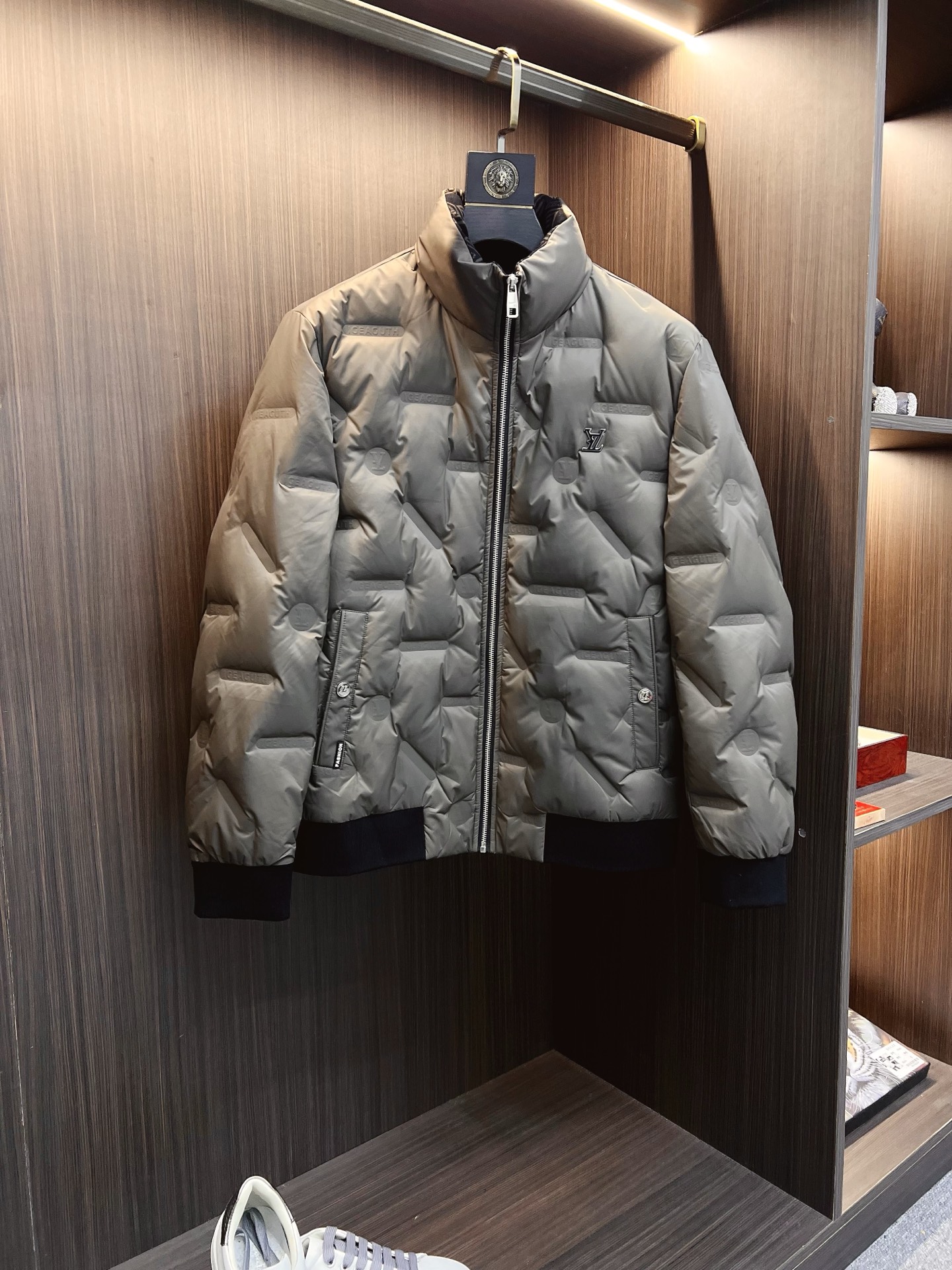 NO:625838,LV official website 2025 autumn and winter new down jacket. This is known as the most high-end down jacket, all 90 down, with a classic logo combination. It is full of visual impact at first sight. It has better thermal insulation performance, is light and not heavy, and has good loft recovery after compression, and it can gather heat and lock in temperature!  Personalized color matching design, fresh and energetic!  There are too many versions circulating in the market. In addition to the different fabrics and workmanship, the biggest difference is that the filling is not goose down at all but feather silk or velvet, etc., and it is not easy to tell the difference for those who don’t understand. In addition, the fabrics and workmanship are definitely not of the same level. In short, look for us and you will never go astray. All the exclusive full colors are purchased and developed by genuine ones. If you understand the quality of our down jackets, you can safely recommend it with your eyes closed. The same series for men and women!  Size M-3XL Please state your height and weight when ordering,,louis vuitton,down jacket,alexander wang19860909LV 官网款2025秋冬新款羽绒服.这款号称羽绒服届最高端的,全部90绒的带着经典的Logo组合搭配,第一眼看到就是满满的视觉冲击,保暖性能更出色,轻便不厚重,且压缩后的蓬松度恢复性好,聚热锁温！个性的拼色设计,清新有活力！市面流通的版本实在太多了,除了面料做工不同外,最大的区别就是填充物根本不是鹅绒而是羽丝或手感绒等等,而不懂的根本不容易区分.另外面料和做工也绝对不是一个级别,总之认准我们,让你绝对不跑偏,独家全色全部购入正版开发,懂我们家羽绒服质量的,完全可以放心闭眼推.男女同款系列！码数M-3XL下单报身高体重,,louis vuitton,down jacket,alexander wang,Men's clothing