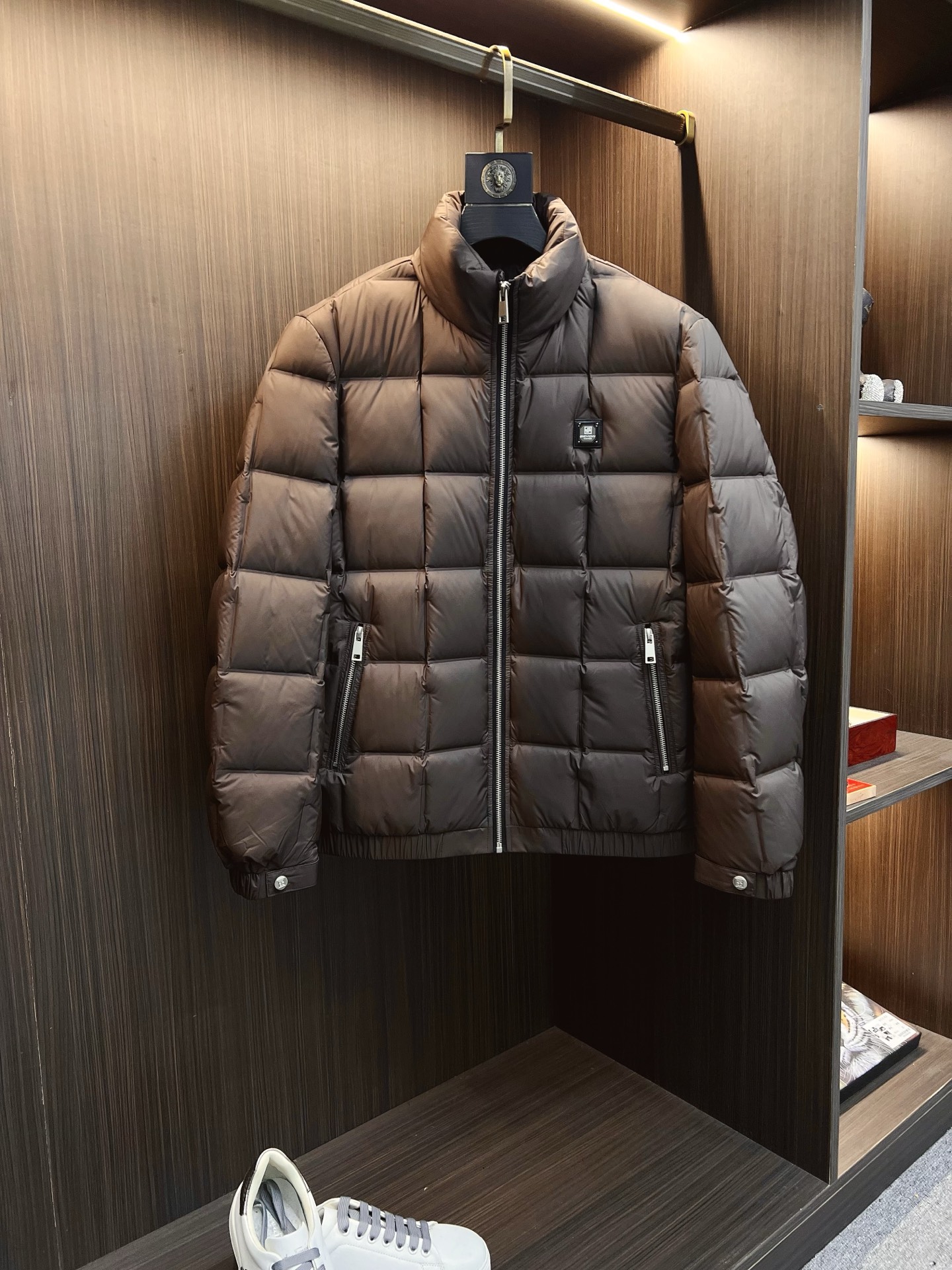 NO:625855,Givenchy official website 2025 autumn and winter new down jacket. This is known as the most high-end down jacket, all 90 down, with a classic logo combination. It is full of visual impact at first sight. It has better thermal insulation performance, is light and not heavy, and has good loft recovery after compression, and it can gather heat and lock in temperature!  Personalized color matching design, fresh and energetic!  There are too many versions circulating in the market. In addition to the different fabrics and workmanship, the biggest difference is that the filling is not goose down at all but feather silk or velvet, etc., and it is not easy to tell the difference for those who don’t understand. In addition, the fabrics and workmanship are definitely not of the same level. In short, look for us and you will never go astray. All the exclusive full colors are purchased and developed by genuine ones. If you understand the quality of our down jackets, you can safely recommend it with your eyes closed. The same series for men and women!  Size M-3XL Please state your height and weight when ordering,,givenchy,down jacket,alexander wang19860909纪梵希 官网款2025秋冬新款羽绒服.这款号称羽绒服届最高端的,全部90绒的带着经典的Logo组合搭配,第一眼看到就是满满的视觉冲击,保暖性能更出色,轻便不厚重,且压缩后的蓬松度恢复性好,聚热锁温！个性的拼色设计,清新有活力！市面流通的版本实在太多了,除了面料做工不同外,最大的区别就是填充物根本不是鹅绒而是羽丝或手感绒等等,而不懂的根本不容易区分.另外面料和做工也绝对不是一个级别,总之认准我们,让你绝对不跑偏,独家全色全部购入正版开发,懂我们家羽绒服质量的,完全可以放心闭眼推.男女同款系列！码数M-3XL下单报身高体重,,givenchy,down jacket,alexander wang,Men's clothing