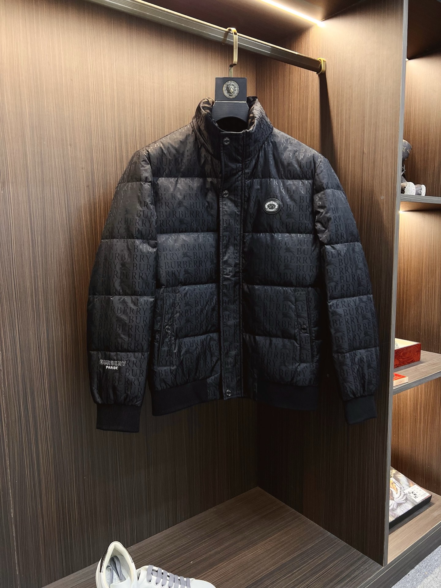NO:625864,Burberry official website 2025 autumn and winter new down jacket. This is known as the most high-end down jacket, all 90 down, with a classic logo combination. It is full of visual impact at first sight. It has better thermal insulation performance, is light and not heavy, and has good loft recovery after compression, and it can gather heat and lock in temperature!  Personalized color matching design, fresh and energetic!  There are too many versions circulating in the market. In addition to the different fabrics and workmanship, the biggest difference is that the filling is not goose down at all but feather silk or velvet, etc., and it is not easy to tell the difference for those who don’t understand. In addition, the fabrics and workmanship are definitely not of the same level. In short, look for us and you will never go astray. All the exclusive full colors are purchased and developed by genuine ones. If you understand the quality of our down jackets, you can safely recommend it with your eyes closed. The same series for men and women!  Size M-3XL Please state your height and weight when ordering,,burberry,burberry,down jacket,alexander wang19860909Burberry 巴宝莉 官网款2025秋冬新款羽绒服.这款号称羽绒服届最高端的,全部90绒的带着经典的Logo组合搭配,第一眼看到就是满满的视觉冲击,保暖性能更出色,轻便不厚重,且压缩后的蓬松度恢复性好,聚热锁温！个性的拼色设计,清新有活力！市面流通的版本实在太多了,除了面料做工不同外,最大的区别就是填充物根本不是鹅绒而是羽丝或手感绒等等,而不懂的根本不容易区分.另外面料和做工也绝对不是一个级别,总之认准我们,让你绝对不跑偏,独家全色全部购入正版开发,懂我们家羽绒服质量的,完全可以放心闭眼推.男女同款系列！码数M-3XL下单报身高体重,,burberry,burberry,down jacket,alexander wang,Men's clothing