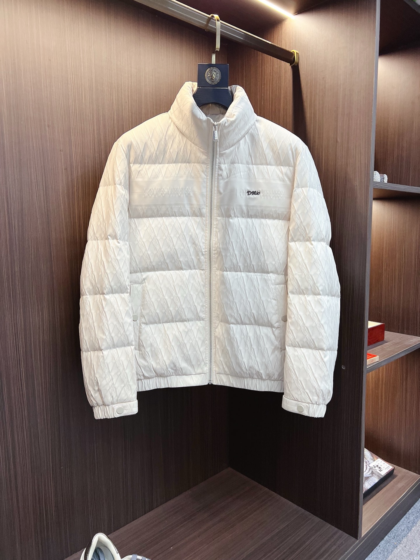 NO:625846,Dior official website 2025 autumn and winter new down jacket. This is known as the most high-end down jacket, all 90 down, with a classic logo combination. It is full of visual impact at first sight. It has better thermal insulation performance, is light and not heavy, and has good loft recovery after compression, and it can gather heat and lock in temperature!  Personalized color matching design, fresh and energetic!  There are too many versions circulating in the market. In addition to the different fabrics and workmanship, the biggest difference is that the filling is not goose down at all but feather silk or velvet, etc., and it is not easy to tell the difference for those who don’t understand. In addition, the fabrics and workmanship are definitely not of the same level. In short, look for us and you will never go astray. All the exclusive full colors are purchased and developed by genuine ones. If you understand the quality of our down jackets, you can safely recommend it with your eyes closed. The same series for men and women!  Size M-3XL Please state your height and weight when ordering, dior, dior, down jacket, alexander wang19860909Dior 迪奥 官网款2025秋冬新款羽绒服.这款号称羽绒服届最高端的,全部90绒的带着经典的Logo组合搭配,第一眼看到就是满满的视觉冲击,保暖性能更出色,轻便不厚重,且压缩后的蓬松度恢复性好,聚热锁温！个性的拼色设计,清新有活力！市面流通的版本实在太多了,除了面料做工不同外,最大的区别就是填充物根本不是鹅绒而是羽丝或手感绒等等,而不懂的根本不容易区分.另外面料和做工也绝对不是一个级别,总之认准我们,让你绝对不跑偏,独家全色全部购入正版开发,懂我们家羽绒服质量的,完全可以放心闭眼推.男女同款系列！码数M-3XL下单报身高体重,,dior,dior,down jacket,alexander wang,Men's clothing