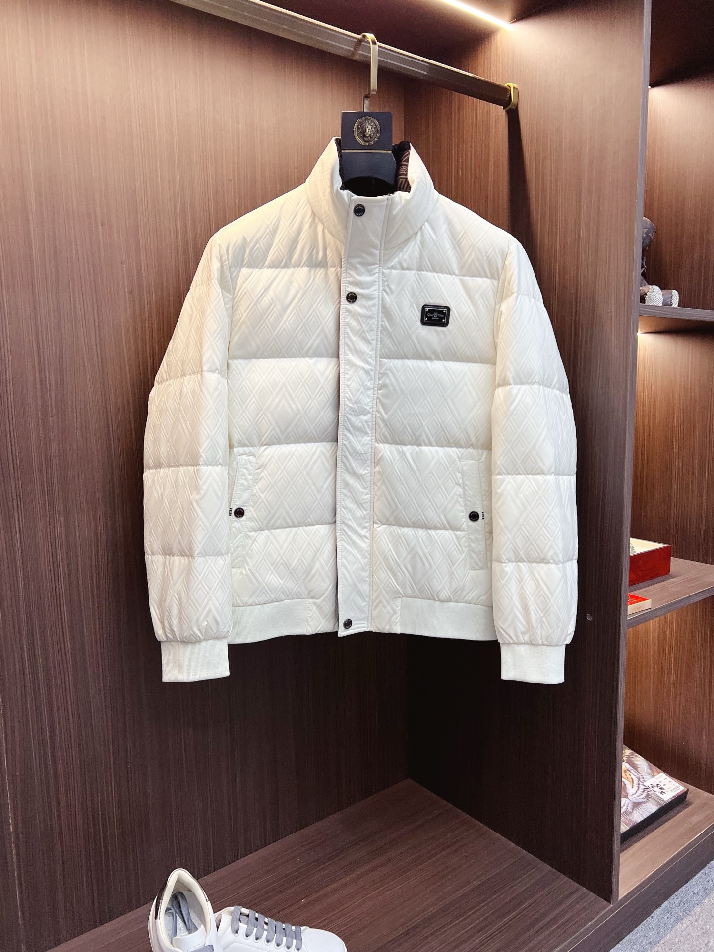 NO:625872,Dior official website 2025 autumn and winter new down jacket. This is known as the most high-end down jacket, all 90 down, with a classic logo combination. It is full of visual impact at first sight. It has better thermal insulation performance, is light and not heavy, and has good loft recovery after compression, and it can gather heat and lock in temperature!  Personalized color matching design, fresh and energetic!  There are too many versions circulating in the market. In addition to the different fabrics and workmanship, the biggest difference is that the filling is not goose down at all but feather silk or velvet, etc., and it is not easy to tell the difference for those who don’t understand. In addition, the fabrics and workmanship are definitely not of the same level. In short, look for us and you will never go astray. All the exclusive full colors are purchased and developed by genuine ones. If you understand the quality of our down jackets, you can safely recommend it with your eyes closed. The same series for men and women!  Size M-3XL Please state your height and weight when ordering, dior, dior, down jacket, alexander wang19860909Dior 迪奥 官网款2025秋冬新款羽绒服.这款号称羽绒服届最高端的,全部90绒的带着经典的Logo组合搭配,第一眼看到就是满满的视觉冲击,保暖性能更出色,轻便不厚重,且压缩后的蓬松度恢复性好,聚热锁温！个性的拼色设计,清新有活力！市面流通的版本实在太多了,除了面料做工不同外,最大的区别就是填充物根本不是鹅绒而是羽丝或手感绒等等,而不懂的根本不容易区分.另外面料和做工也绝对不是一个级别,总之认准我们,让你绝对不跑偏,独家全色全部购入正版开发,懂我们家羽绒服质量的,完全可以放心闭眼推.男女同款系列！码数M-3XL下单报身高体重,,dior,dior,down jacket,alexander wang,Men's clothing