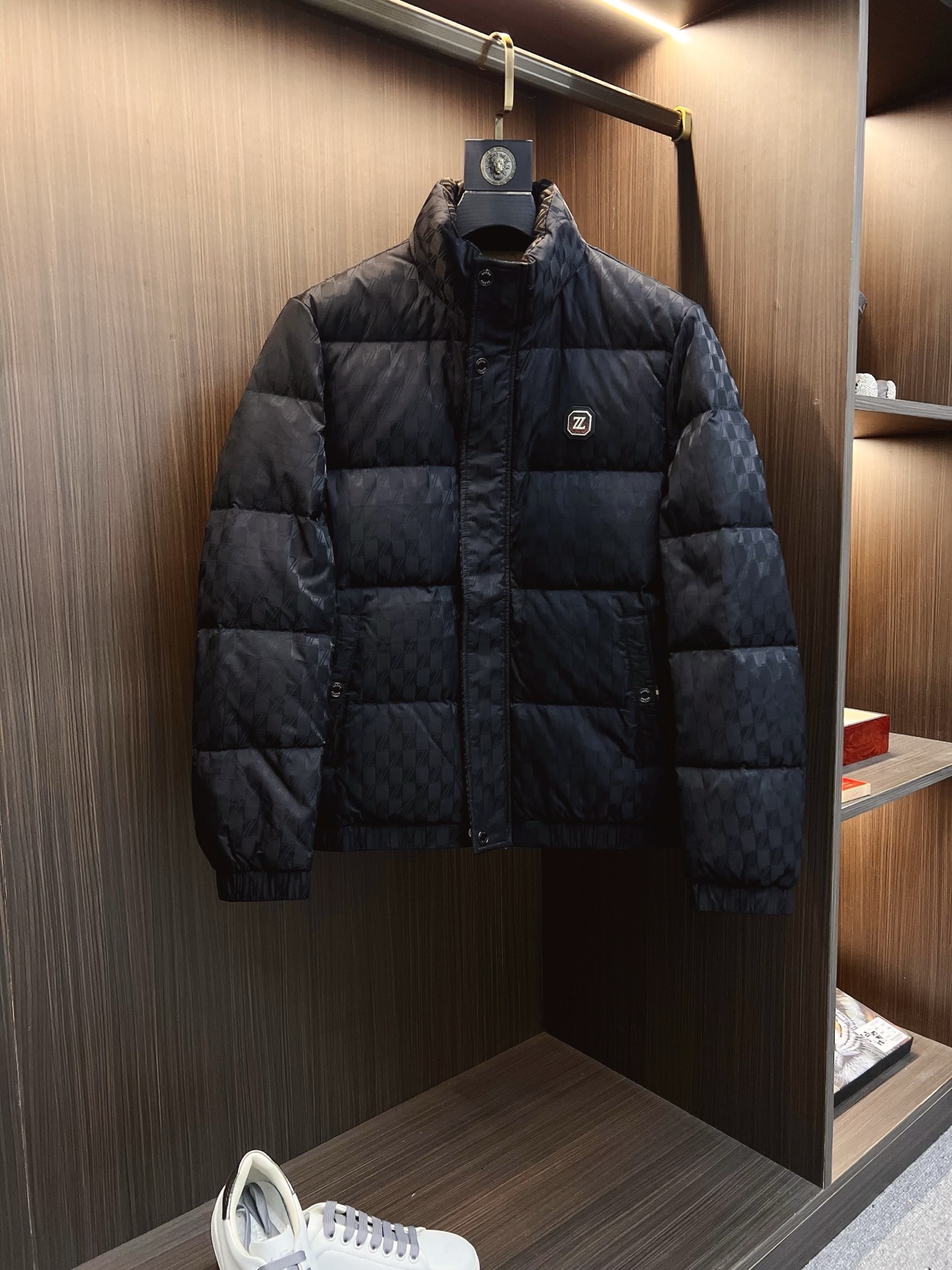 NO:625879,Ermenegildo Zegna official website 2025 new autumn and winter down jacket. This is known as the most high-end down jacket, all 90 down, with a classic logo combination. It is full of visual impact at first sight. It has better thermal insulation performance, is light and not heavy, and has good loft recovery after compression, and it can gather heat and lock in temperature!  Personalized color matching design, fresh and energetic!  There are too many versions circulating in the market. In addition to the different fabrics and workmanship, the biggest difference is that the filling is not goose down at all but feather silk or velvet, etc., and it is not easy to tell the difference for those who don’t understand. In addition, the fabrics and workmanship are definitely not of the same level. In short, look for us and you will never go astray. All the exclusive full colors are purchased and developed by genuine ones. If you understand the quality of our down jackets, you can safely recommend it with your eyes closed. The same series for men and women!  Size M-3XL Please state your height and weight when ordering,,zegna,down jacket,alexander wang19860909杰尼亚 官网款2025秋冬新款羽绒服.这款号称羽绒服届最高端的,全部90绒的带着经典的Logo组合搭配,第一眼看到就是满满的视觉冲击,保暖性能更出色,轻便不厚重,且压缩后的蓬松度恢复性好,聚热锁温！个性的拼色设计,清新有活力！市面流通的版本实在太多了,除了面料做工不同外,最大的区别就是填充物根本不是鹅绒而是羽丝或手感绒等等,而不懂的根本不容易区分.另外面料和做工也绝对不是一个级别,总之认准我们,让你绝对不跑偏,独家全色全部购入正版开发,懂我们家羽绒服质量的,完全可以放心闭眼推.男女同款系列！码数M-3XL下单报身高体重,,zegna,down jacket,alexander wang,Men's clothing