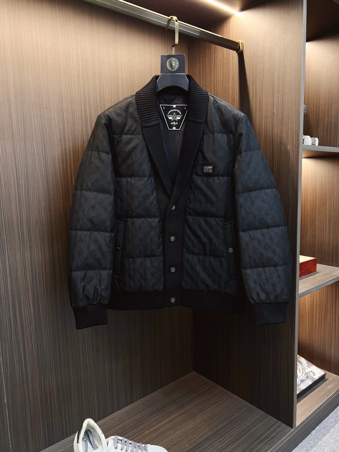 NO:625809,LV official website 2025 autumn and winter new down jacket. This is known as the most high-end down jacket, all 90 down, with a classic logo combination. It is full of visual impact at first sight. It has better thermal insulation performance, is light and not heavy, and has good loft recovery after compression, and it can gather heat and lock in temperature!  Personalized color matching design, fresh and energetic!  There are too many versions circulating in the market. In addition to the different fabrics and workmanship, the biggest difference is that the filling is not goose down at all but feather silk or velvet, etc., and it is not easy to tell the difference for those who don’t understand. In addition, the fabrics and workmanship are definitely not of the same level. In short, look for us and you will never go astray. All the exclusive full colors are purchased and developed by genuine ones. If you understand the quality of our down jackets, you can safely recommend it with your eyes closed. The same series for men and women!  Size M-3XL Please state your height and weight when ordering,,louis vuitton,down jacket,alexander wang19860909LV 官网款2025秋冬新款羽绒服.这款号称羽绒服届最高端的,全部90绒的带着经典的Logo组合搭配,第一眼看到就是满满的视觉冲击,保暖性能更出色,轻便不厚重,且压缩后的蓬松度恢复性好,聚热锁温！个性的拼色设计,清新有活力！市面流通的版本实在太多了,除了面料做工不同外,最大的区别就是填充物根本不是鹅绒而是羽丝或手感绒等等,而不懂的根本不容易区分.另外面料和做工也绝对不是一个级别,总之认准我们,让你绝对不跑偏,独家全色全部购入正版开发,懂我们家羽绒服质量的,完全可以放心闭眼推.男女同款系列！码数M-3XL下单报身高体重,,louis vuitton,down jacket,alexander wang,Men's clothing