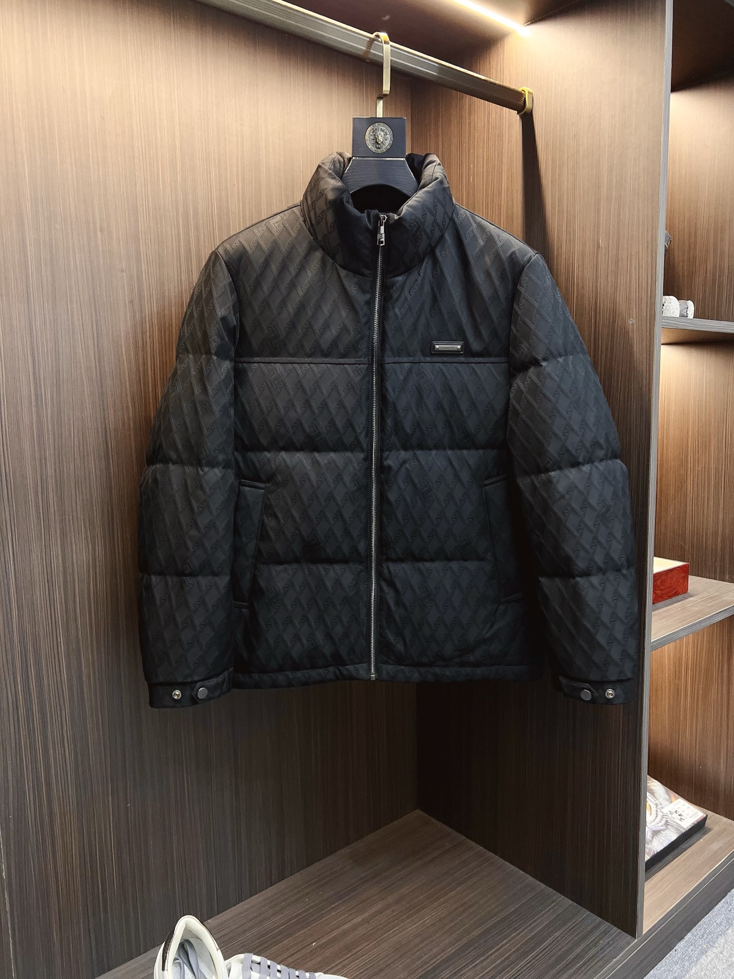 NO:653084,Burberry official website 2025 autumn and winter new down jacket. This is known as the most high-end down jacket, all 90 down, with a classic logo combination. It is full of visual impact at first sight. It has better thermal insulation performance, is light and not heavy, and has good loft recovery after compression, and it can gather heat and lock in temperature!  Personalized color matching design, fresh and energetic!  There are too many versions circulating in the market. In addition to the different fabrics and workmanship, the biggest difference is that the filling is not goose down at all but feather silk or velvet, etc., and it is not easy to tell the difference for those who don’t understand. In addition, the fabrics and workmanship are definitely not of the same level. In short, look for us and you will never go astray. All the exclusive full colors are purchased and developed by genuine ones. If you understand the quality of our down jackets, you can safely recommend it with your eyes closed. The same series for men and women!  Size M-3XL Please state your height and weight when ordering,,burberry,burberry,down jacket,alexander wang19860909Burberry 巴宝莉 官网款2025秋冬新款羽绒服.这款号称羽绒服届最高端的,全部90绒的带着经典的Logo组合搭配,第一眼看到就是满满的视觉冲击,保暖性能更出色,轻便不厚重,且压缩后的蓬松度恢复性好,聚热锁温！个性的拼色设计,清新有活力！市面流通的版本实在太多了,除了面料做工不同外,最大的区别就是填充物根本不是鹅绒而是羽丝或手感绒等等,而不懂的根本不容易区分.另外面料和做工也绝对不是一个级别,总之认准我们,让你绝对不跑偏,独家全色全部购入正版开发,懂我们家羽绒服质量的,完全可以放心闭眼推.男女同款系列！码数M-3XL下单报身高体重,,burberry,burberry,down jacket,alexander wang,Men's clothing