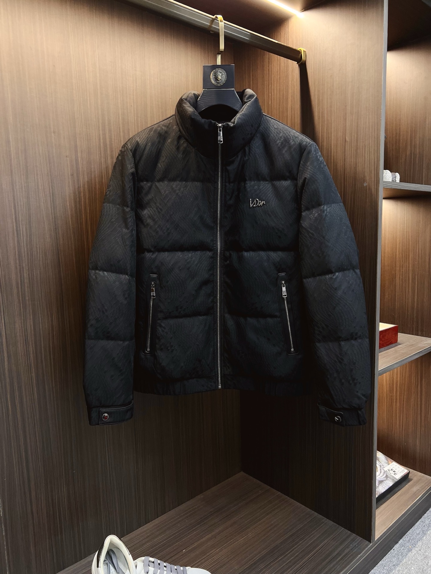 NO:653078,Dior official website 2025 autumn and winter new down jacket. This is known as the most high-end down jacket, all 90 down, with a classic logo combination. It is full of visual impact at first sight. It has better thermal insulation performance, is light and not heavy, and has good loft recovery after compression, and it can gather heat and lock in temperature!  Personalized color matching design, fresh and energetic!  There are too many versions circulating in the market. In addition to the different fabrics and workmanship, the biggest difference is that the filling is not goose down at all but feather silk or velvet, etc., and it is not easy to tell the difference for those who don’t understand. In addition, the fabrics and workmanship are definitely not of the same level. In short, look for us and you will never go astray. All the exclusive full colors are purchased and developed by genuine ones. If you understand the quality of our down jackets, you can safely recommend it with your eyes closed. The same series for men and women!  Size M-3XL Please state your height and weight when ordering, dior, dior, down jacket, alexander wang19860909Dior 迪奥 官网款2025秋冬新款羽绒服.这款号称羽绒服届最高端的,全部90绒的带着经典的Logo组合搭配,第一眼看到就是满满的视觉冲击,保暖性能更出色,轻便不厚重,且压缩后的蓬松度恢复性好,聚热锁温！个性的拼色设计,清新有活力！市面流通的版本实在太多了,除了面料做工不同外,最大的区别就是填充物根本不是鹅绒而是羽丝或手感绒等等,而不懂的根本不容易区分.另外面料和做工也绝对不是一个级别,总之认准我们,让你绝对不跑偏,独家全色全部购入正版开发,懂我们家羽绒服质量的,完全可以放心闭眼推.男女同款系列！码数M-3XL下单报身高体重,,dior,dior,down jacket,alexander wang,Men's clothing