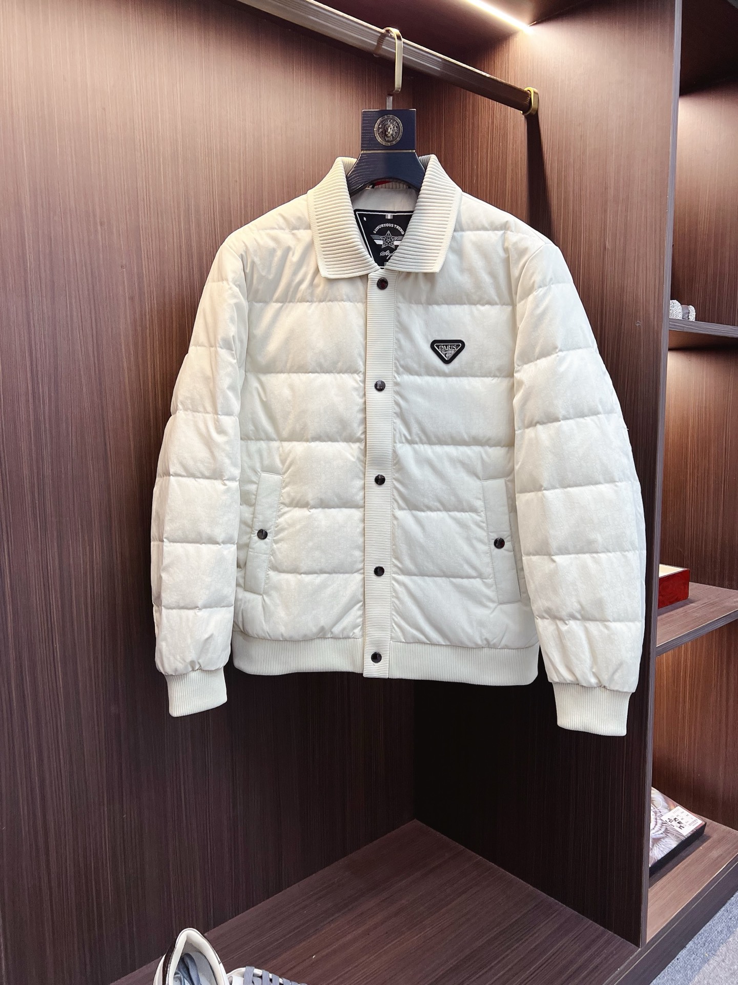 NO:653071,PRADA official website 2025 autumn and winter new down jacket. This is known as the most high-end down jacket, all 90 down, with a classic logo combination. It has a full visual impact at first sight. It has better thermal performance, is light and not heavy, and has good loft recovery after compression, and it can gather heat and lock in temperature!  Personalized color matching design, fresh and energetic!  There are too many versions circulating in the market. In addition to the different fabrics and workmanship, the biggest difference is that the filling is not goose down at all but feather silk or velvet, etc., and it is not easy to tell the difference for those who don’t understand. In addition, the fabrics and workmanship are definitely not of the same level. In short, look for us and you will never go astray. All the exclusive full colors are purchased and developed by genuine ones. If you understand the quality of our down jackets, you can safely recommend it with your eyes closed. The same series for men and women!  Size M-3XL Please state your height and weight when ordering, prada, prada, down jacket, alexander wang19860909PRADA 普拉达 官网款2025秋冬新款羽绒服.这款号称羽绒服届最高端的,全部90绒的带着经典的Logo组合搭配,第一眼看到就是满满的视觉冲击,保暖性能更出色,轻便不厚重,且压缩后的蓬松度恢复性好,聚热锁温！个性的拼色设计,清新有活力！市面流通的版本实在太多了,除了面料做工不同外,最大的区别就是填充物根本不是鹅绒而是羽丝或手感绒等等,而不懂的根本不容易区分.另外面料和做工也绝对不是一个级别,总之认准我们,让你绝对不跑偏,独家全色全部购入正版开发,懂我们家羽绒服质量的,完全可以放心闭眼推.男女同款系列！码数M-3XL下单报身高体重,,prada,prada,down jacket,alexander wang,Men's clothing