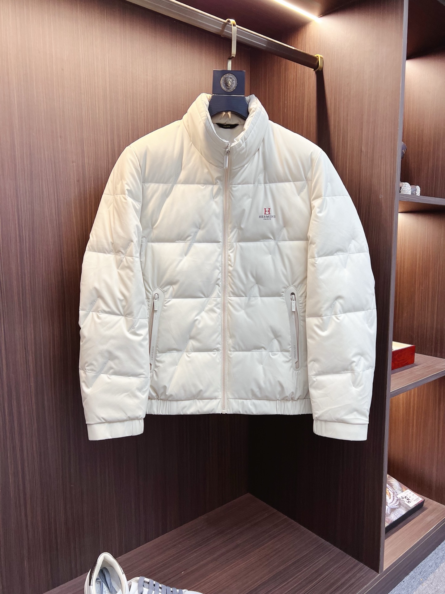 NO:653126,Hermès official website 2025 autumn and winter new down jacket. This is known as the most high-end down jacket, all 90 down, with a classic logo combination. It is full of visual impact at first sight. It has better thermal performance, is light and not heavy, and has good loft recovery after compression, and it can gather heat and lock in temperature!  Personalized color matching design, fresh and energetic!  There are too many versions circulating in the market. In addition to the different fabrics and workmanship, the biggest difference is that the filling is not goose down at all but feather silk or velvet, etc., and it is not easy to tell the difference for those who don’t understand. In addition, the fabrics and workmanship are definitely not of the same level. In short, look for us and you will never go astray. All the exclusive full colors are purchased and developed by genuine ones. If you understand the quality of our down jackets, you can safely recommend it with your eyes closed. The same series for men and women!  Size M-3XL Please state your height and weight when ordering, hermes, down jacket, alexander wang19860909爱马仕 官网款2025秋冬新款羽绒服.这款号称羽绒服届最高端的,全部90绒的带着经典的Logo组合搭配,第一眼看到就是满满的视觉冲击,保暖性能更出色,轻便不厚重,且压缩后的蓬松度恢复性好,聚热锁温！个性的拼色设计,清新有活力！市面流通的版本实在太多了,除了面料做工不同外,最大的区别就是填充物根本不是鹅绒而是羽丝或手感绒等等,而不懂的根本不容易区分.另外面料和做工也绝对不是一个级别,总之认准我们,让你绝对不跑偏,独家全色全部购入正版开发,懂我们家羽绒服质量的,完全可以放心闭眼推.男女同款系列！码数M-3XL下单报身高体重,,hermes,down jacket,alexander wang,Men's clothing