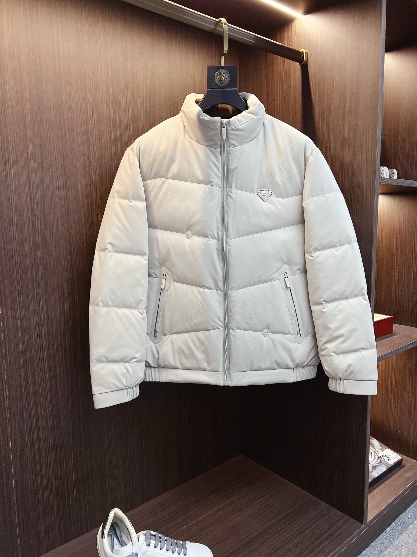 NO:653119,PRADA official website 2025 autumn and winter new down jacket. This is known as the most high-end down jacket, all 90 down, with a classic logo combination. It has a full visual impact at first sight. It has better thermal performance, is light and not heavy, and has good loft recovery after compression, and it can gather heat and lock in temperature!  Personalized color matching design, fresh and energetic!  There are too many versions circulating in the market. In addition to the different fabrics and workmanship, the biggest difference is that the filling is not goose down at all but feather silk or velvet, etc., and it is not easy to tell the difference for those who don’t understand. In addition, the fabrics and workmanship are definitely not of the same level. In short, look for us and you will never go astray. All the exclusive full colors are purchased and developed by genuine ones. If you understand the quality of our down jackets, you can safely recommend it with your eyes closed. The same series for men and women!  Size M-3XL Please state your height and weight when ordering, prada, prada, down jacket, alexander wang19860909PRADA 普拉达 官网款2025秋冬新款羽绒服.这款号称羽绒服届最高端的,全部90绒的带着经典的Logo组合搭配,第一眼看到就是满满的视觉冲击,保暖性能更出色,轻便不厚重,且压缩后的蓬松度恢复性好,聚热锁温！个性的拼色设计,清新有活力！市面流通的版本实在太多了,除了面料做工不同外,最大的区别就是填充物根本不是鹅绒而是羽丝或手感绒等等,而不懂的根本不容易区分.另外面料和做工也绝对不是一个级别,总之认准我们,让你绝对不跑偏,独家全色全部购入正版开发,懂我们家羽绒服质量的,完全可以放心闭眼推.男女同款系列！码数M-3XL下单报身高体重,,prada,prada,down jacket,alexander wang,Men's clothing