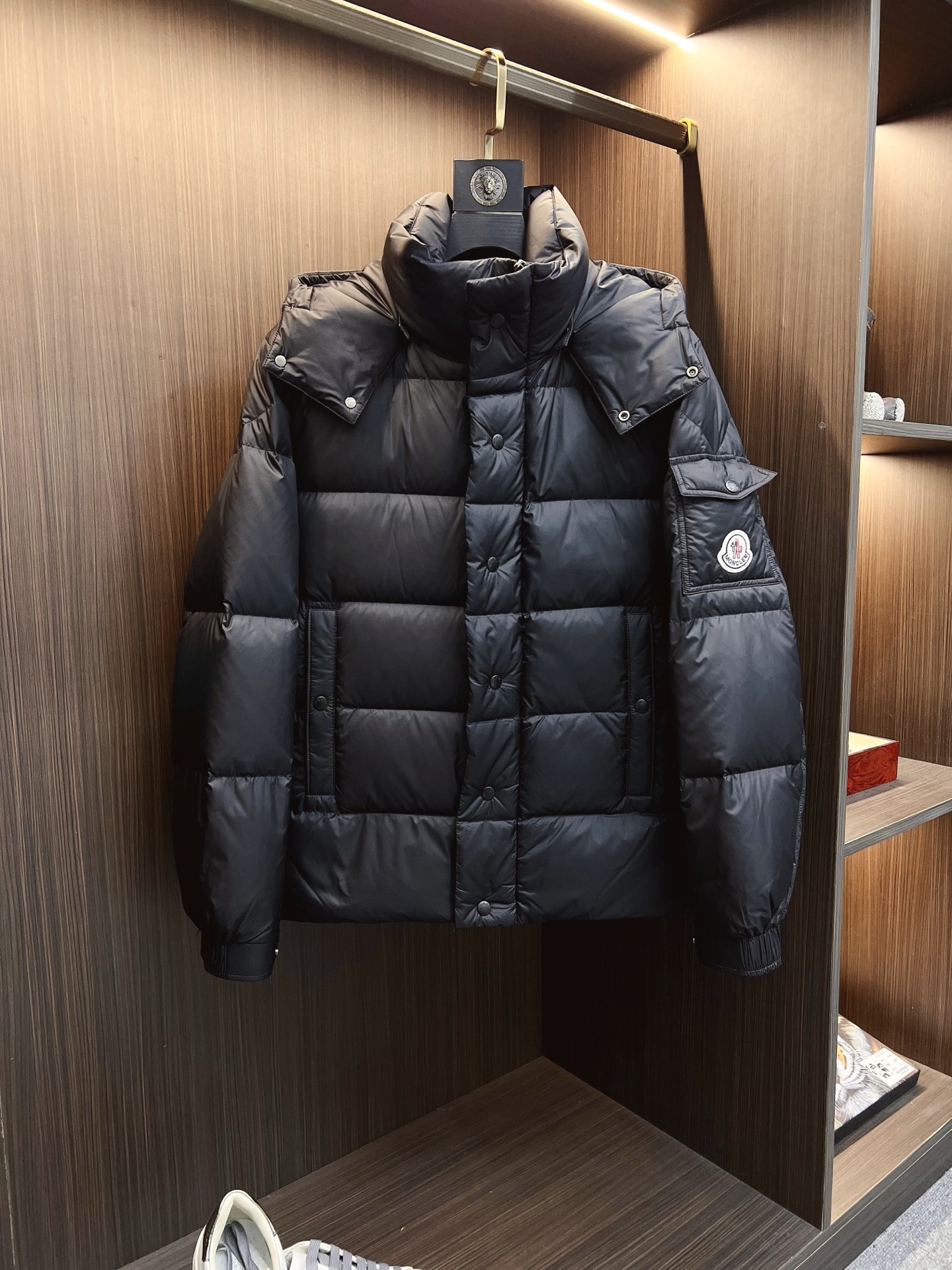 NO:653083,Mengkou official website 2025 autumn and winter new down jacket. This is known as the most high-end down jacket, all 90 down, with a classic logo combination. It is full of visual impact at first sight. It has better thermal insulation performance, is light and not heavy, and has good loft recovery after compression, and it can gather heat and lock in temperature!  Personalized color matching design, fresh and energetic!  There are too many versions circulating in the market. In addition to the different fabrics and workmanship, the biggest difference is that the filling is not goose down at all but feather silk or velvet, etc., and it is not easy to tell the difference for those who don’t understand. In addition, the fabrics and workmanship are definitely not of the same level. In short, look for us and you will never go astray. All the exclusive full colors are purchased and developed by genuine ones. If you understand the quality of our down jackets, you can safely recommend it with your eyes closed. The same series for men and women!  Size M-3XL Please state your height and weight when ordering,,Moncler,down jacket,alexander wang19860909蒙口 官网款2025秋冬新款羽绒服.这款号称羽绒服届最高端的,全部90绒的带着经典的Logo组合搭配,第一眼看到就是满满的视觉冲击,保暖性能更出色,轻便不厚重,且压缩后的蓬松度恢复性好,聚热锁温！个性的拼色设计,清新有活力！市面流通的版本实在太多了,除了面料做工不同外,最大的区别就是填充物根本不是鹅绒而是羽丝或手感绒等等,而不懂的根本不容易区分.另外面料和做工也绝对不是一个级别,总之认准我们,让你绝对不跑偏,独家全色全部购入正版开发,懂我们家羽绒服质量的,完全可以放心闭眼推.男女同款系列！码数M-3XL下单报身高体重,,Moncler,down jacket,alexander wang,Men's clothing