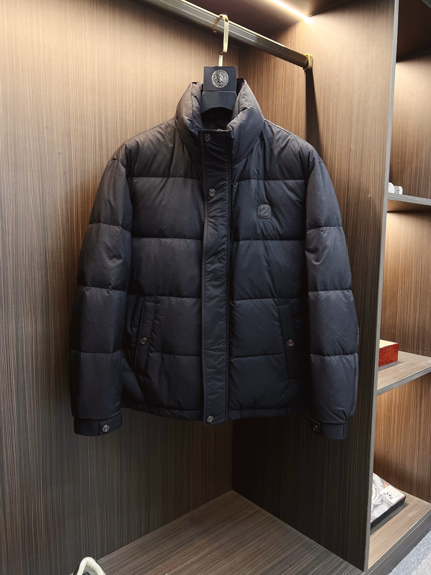 NO:653089,Ermenegildo Zegna official website 2025 new autumn and winter down jacket. This is known as the most high-end down jacket, all 90 down, with a classic logo combination. It is full of visual impact at first sight. It has better thermal insulation performance, is light and not heavy, and has good loft recovery after compression, and it can gather heat and lock in temperature!  Personalized color matching design, fresh and energetic!  There are too many versions circulating in the market. In addition to the different fabrics and workmanship, the biggest difference is that the filling is not goose down at all but feather silk or velvet, etc., and it is not easy to tell the difference for those who don’t understand. In addition, the fabrics and workmanship are definitely not of the same level. In short, look for us and you will never go astray. All the exclusive full colors are purchased and developed by genuine ones. If you understand the quality of our down jackets, you can safely recommend it with your eyes closed. The same series for men and women!  Size M-3XL Please state your height and weight when ordering,,zegna,down jacket,alexander wang19860909杰尼亚 官网款2025秋冬新款羽绒服.这款号称羽绒服届最高端的,全部90绒的带着经典的Logo组合搭配,第一眼看到就是满满的视觉冲击,保暖性能更出色,轻便不厚重,且压缩后的蓬松度恢复性好,聚热锁温！个性的拼色设计,清新有活力！市面流通的版本实在太多了,除了面料做工不同外,最大的区别就是填充物根本不是鹅绒而是羽丝或手感绒等等,而不懂的根本不容易区分.另外面料和做工也绝对不是一个级别,总之认准我们,让你绝对不跑偏,独家全色全部购入正版开发,懂我们家羽绒服质量的,完全可以放心闭眼推.男女同款系列！码数M-3XL下单报身高体重,,zegna,down jacket,alexander wang,Men's clothing