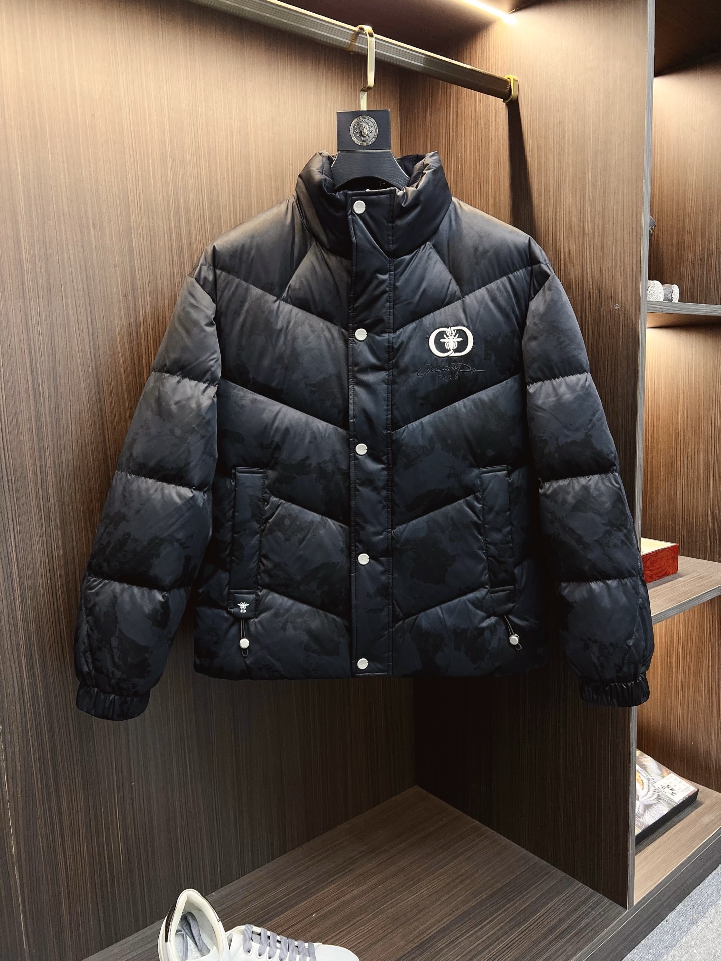 NO:653095,Dior official website 2025 autumn and winter new down jacket. This is known as the most high-end down jacket, all 90 down, with a classic logo combination. It is full of visual impact at first sight. It has better thermal insulation performance, is light and not heavy, and has good loft recovery after compression, and it can gather heat and lock in temperature!  Personalized color matching design, fresh and energetic!  There are too many versions circulating in the market. In addition to the different fabrics and workmanship, the biggest difference is that the filling is not goose down at all but feather silk or velvet, etc., and it is not easy to tell the difference for those who don’t understand. In addition, the fabrics and workmanship are definitely not of the same level. In short, look for us and you will never go astray. All the exclusive full colors are purchased and developed by genuine ones. If you understand the quality of our down jackets, you can safely recommend it with your eyes closed. The same series for men and women!  Size M-3XL Please state your height and weight when ordering, dior, dior, down jacket, alexander wang19860909Dior 迪奥 官网款2025秋冬新款羽绒服.这款号称羽绒服届最高端的,全部90绒的带着经典的Logo组合搭配,第一眼看到就是满满的视觉冲击,保暖性能更出色,轻便不厚重,且压缩后的蓬松度恢复性好,聚热锁温！个性的拼色设计,清新有活力！市面流通的版本实在太多了,除了面料做工不同外,最大的区别就是填充物根本不是鹅绒而是羽丝或手感绒等等,而不懂的根本不容易区分.另外面料和做工也绝对不是一个级别,总之认准我们,让你绝对不跑偏,独家全色全部购入正版开发,懂我们家羽绒服质量的,完全可以放心闭眼推.男女同款系列！码数M-3XL下单报身高体重,,dior,dior,down jacket,alexander wang,Men's clothing