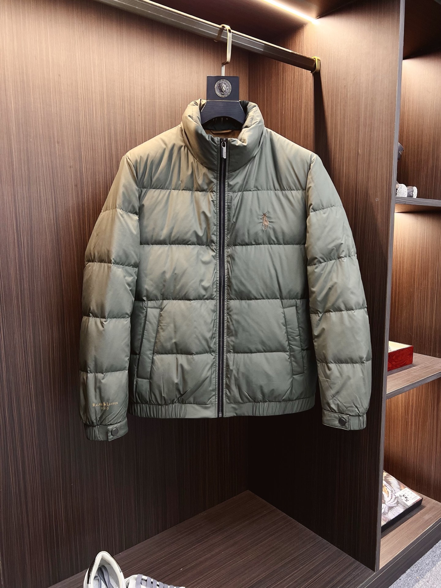 NO:653101,POLO official website 2025 autumn and winter new down jacket. This is known as the most high-end down jacket, all 90 down, with a classic logo combination. It is full of visual impact at first sight. It has better thermal insulation performance, is light and not heavy, and has good loft recovery after compression, and it can gather heat and lock in temperature!  Personalized color matching design, fresh and energetic!  There are too many versions circulating in the market. In addition to the different fabrics and workmanship, the biggest difference is that the filling is not goose down at all but feather silk or velvet, etc., and it is not easy to tell the difference for those who don’t understand. In addition, the fabrics and workmanship are definitely not of the same level. In short, look for us and you will never go astray. All the exclusive full colors are purchased and developed by genuine ones. If you understand the quality of our down jackets, you can safely recommend it with your eyes closed. The same series for men and women!  Size M-3XL Please state your height and weight when ordering,,down jacket,alexander wang19860909POLO 保罗 官网款2025秋冬新款羽绒服.这款号称羽绒服届最高端的,全部90绒的带着经典的Logo组合搭配,第一眼看到就是满满的视觉冲击,保暖性能更出色,轻便不厚重,且压缩后的蓬松度恢复性好,聚热锁温！个性的拼色设计,清新有活力！市面流通的版本实在太多了,除了面料做工不同外,最大的区别就是填充物根本不是鹅绒而是羽丝或手感绒等等,而不懂的根本不容易区分.另外面料和做工也绝对不是一个级别,总之认准我们,让你绝对不跑偏,独家全色全部购入正版开发,懂我们家羽绒服质量的,完全可以放心闭眼推.男女同款系列！码数M-3XL下单报身高体重,,down jacket,alexander wang,Men's clothing