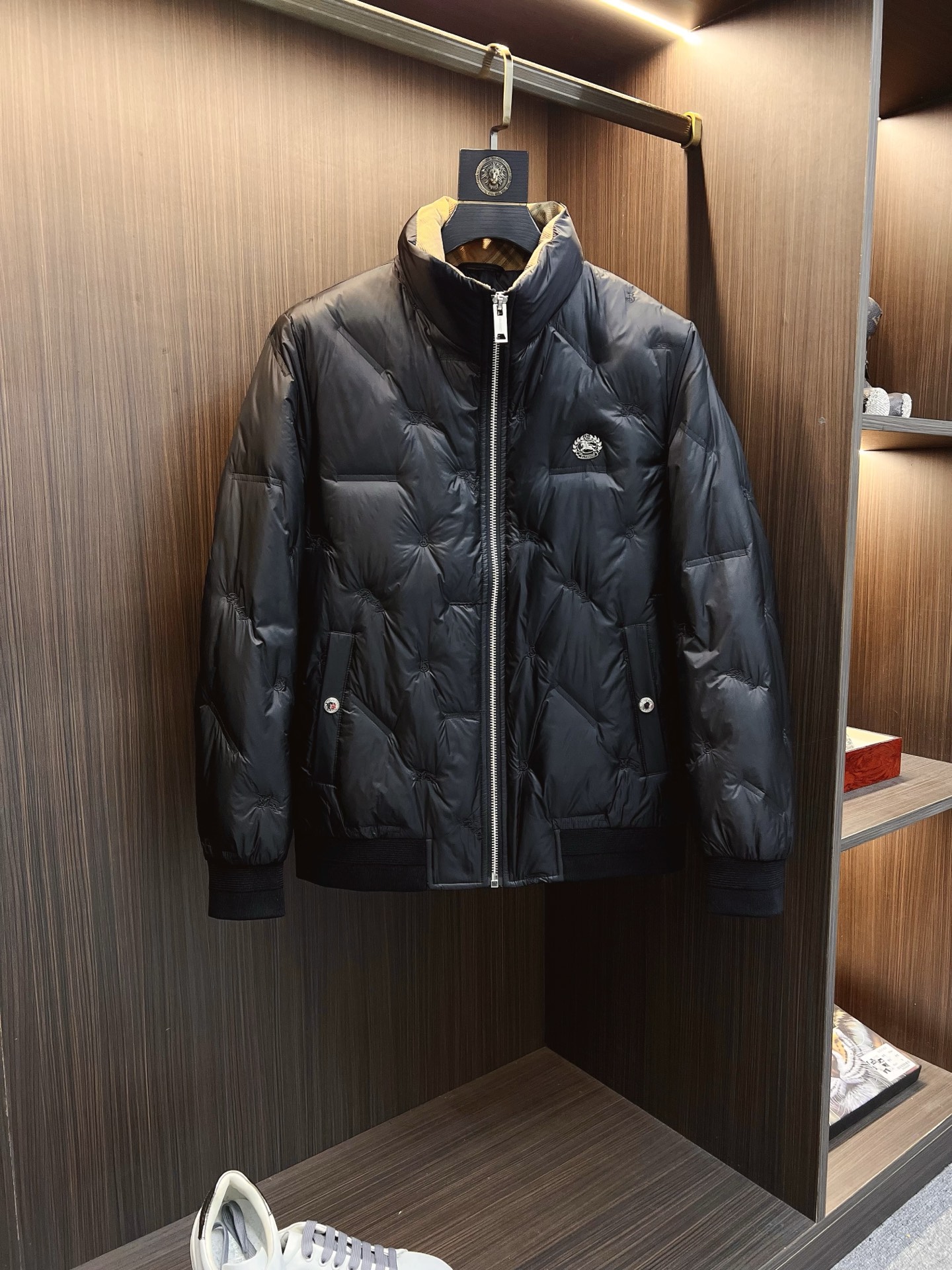 NO:653107,Burberry official website 2025 autumn and winter new down jacket. This is known as the most high-end down jacket, all 90 down, with a classic logo combination. It is full of visual impact at first sight. It has better thermal insulation performance, is light and not heavy, and has good loft recovery after compression, and it can gather heat and lock in temperature!  Personalized color matching design, fresh and energetic!  There are too many versions circulating in the market. In addition to the different fabrics and workmanship, the biggest difference is that the filling is not goose down at all but feather silk or velvet, etc., and it is not easy to tell the difference for those who don’t understand. In addition, the fabrics and workmanship are definitely not of the same level. In short, look for us and you will never go astray. All the exclusive full colors are purchased and developed by genuine ones. If you understand the quality of our down jackets, you can safely recommend it with your eyes closed. The same series for men and women!  Size M-3XL Please state your height and weight when ordering,,burberry,burberry,down jacket,alexander wang19860909Burberry 巴宝莉 官网款2025秋冬新款羽绒服.这款号称羽绒服届最高端的,全部90绒的带着经典的Logo组合搭配,第一眼看到就是满满的视觉冲击,保暖性能更出色,轻便不厚重,且压缩后的蓬松度恢复性好,聚热锁温！个性的拼色设计,清新有活力！市面流通的版本实在太多了,除了面料做工不同外,最大的区别就是填充物根本不是鹅绒而是羽丝或手感绒等等,而不懂的根本不容易区分.另外面料和做工也绝对不是一个级别,总之认准我们,让你绝对不跑偏,独家全色全部购入正版开发,懂我们家羽绒服质量的,完全可以放心闭眼推.男女同款系列！码数M-3XL下单报身高体重,,burberry,burberry,down jacket,alexander wang,Men's clothing