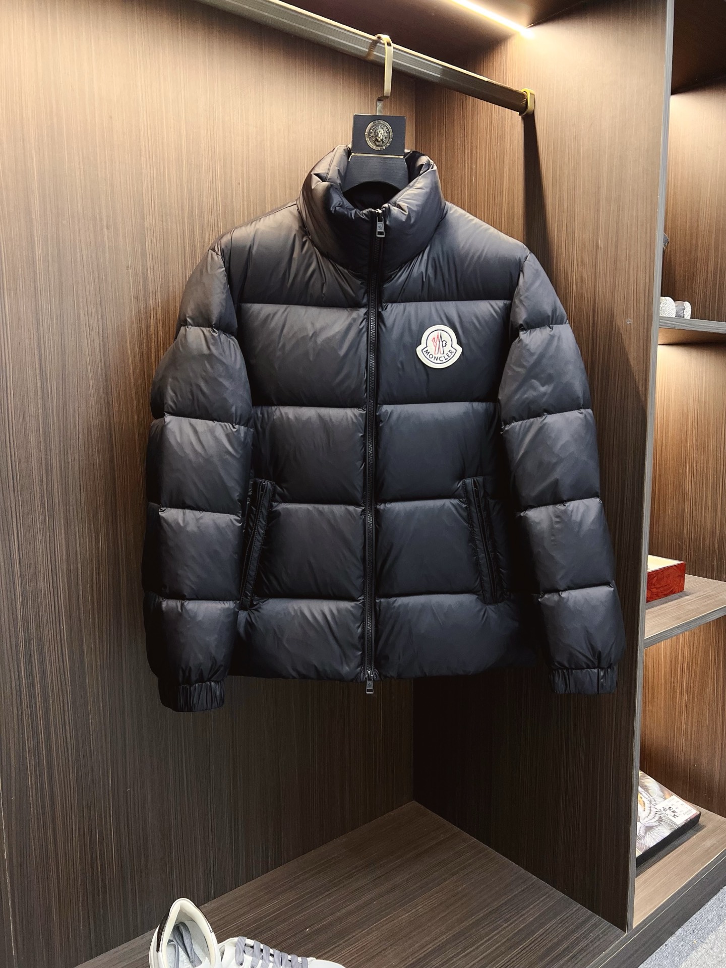 NO:653113,Mengkou official website 2025 autumn and winter new down jacket. This is known as the most high-end down jacket, all 90 down, with a classic logo combination. It is full of visual impact at first sight. It has better thermal insulation performance, is light and not heavy, and has good loft recovery after compression, and it can gather heat and lock in temperature!  Personalized color matching design, fresh and energetic!  There are too many versions circulating in the market. In addition to the different fabrics and workmanship, the biggest difference is that the filling is not goose down at all but feather silk or velvet, etc., and it is not easy to tell the difference for those who don’t understand. In addition, the fabrics and workmanship are definitely not of the same level. In short, look for us and you will never go astray. All the exclusive full colors are purchased and developed by genuine ones. If you understand the quality of our down jackets, you can safely recommend it with your eyes closed. The same series for men and women!  Size M-3XL Please state your height and weight when ordering,,Moncler,down jacket,alexander wang19860909蒙口 官网款2025秋冬新款羽绒服.这款号称羽绒服届最高端的,全部90绒的带着经典的Logo组合搭配,第一眼看到就是满满的视觉冲击,保暖性能更出色,轻便不厚重,且压缩后的蓬松度恢复性好,聚热锁温！个性的拼色设计,清新有活力！市面流通的版本实在太多了,除了面料做工不同外,最大的区别就是填充物根本不是鹅绒而是羽丝或手感绒等等,而不懂的根本不容易区分.另外面料和做工也绝对不是一个级别,总之认准我们,让你绝对不跑偏,独家全色全部购入正版开发,懂我们家羽绒服质量的,完全可以放心闭眼推.男女同款系列！码数M-3XL下单报身高体重,,Moncler,down jacket,alexander wang,Men's clothing
