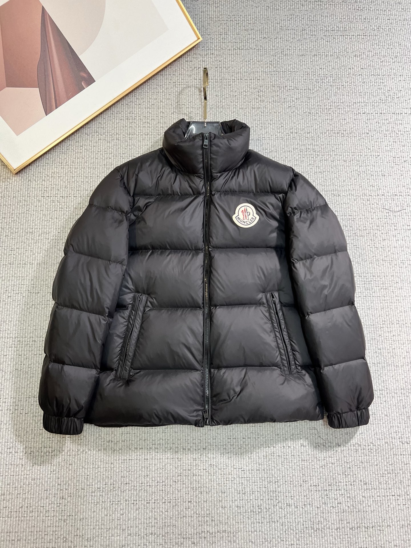 NO:655693,Mengkou 2025 winter latest model, available at counters, original order, popular fashion casual hooded down jacket, imported original fabric, unique design, original hardware decoration, simple and fashionable, handsome upper body, complete three labels, size M-3XL,,Moncler,down jacket,hats,alexander wang19860909蒙口 2025冬季最新款,专柜同步有售,原单狠货,爆款时尚休闲连帽羽绒服,进口原版面料,独特设计,原版五金辅料装饰,简约时尚 ,上身帅气,三标齐全,码数M-3XL,,Moncler,down jacket,hats,alexander wang,Men's clothing