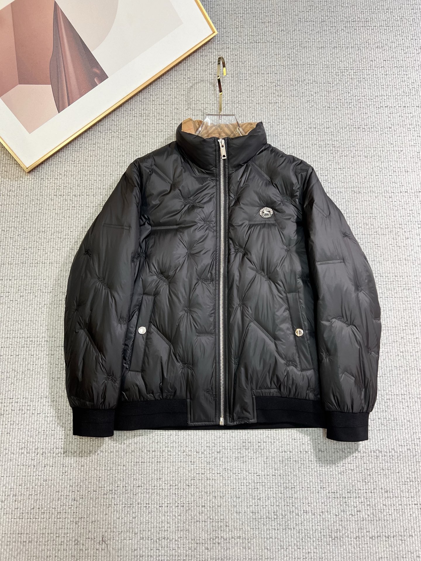 NO:655678,Burberry 2025 winter latest model, available at counters simultaneously, original order, popular fashionable casual hooded down jacket, imported original fabric, unique design, original hardware decoration, simple and fashionable, handsome upper body, complete three labels, size M-3XL,, burberry, burberry, down jacket, hats, alexander wang19860909Burberry 巴宝莉 2025冬季最新款,专柜同步有售,原单狠货,爆款时尚休闲连帽羽绒服,进口原版面料,独特设计,原版五金辅料装饰,简约时尚 ,上身帅气,三标齐全,码数M-3XL,,burberry,burberry,down jacket,hats,alexander wang,Men's clothing