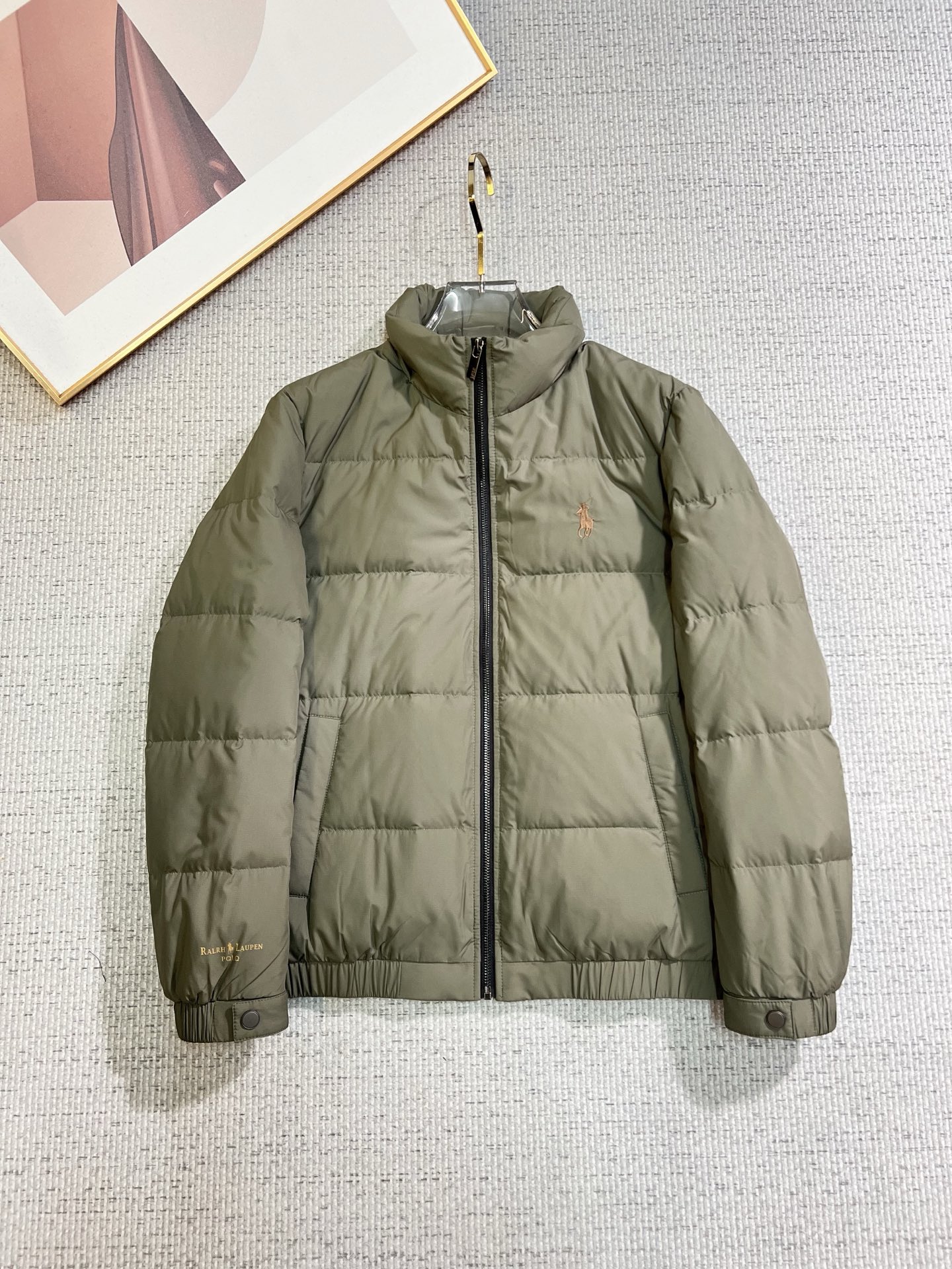 NO:655683,POLO 2025 winter latest model, available at counters simultaneously, original order, popular fashionable casual hooded down jacket, imported original fabric, unique design, original hardware decoration, simple and fashionable, handsome upper body, complete three labels, size M-3XL,, down jacket, hats, alexander wang19860909POLO 保罗 2025冬季最新款,专柜同步有售,原单狠货,爆款时尚休闲连帽羽绒服,进口原版面料,独特设计,原版五金辅料装饰,简约时尚 ,上身帅气,三标齐全,码数M-3XL,,down jacket,hats,alexander wang,Men's clothing