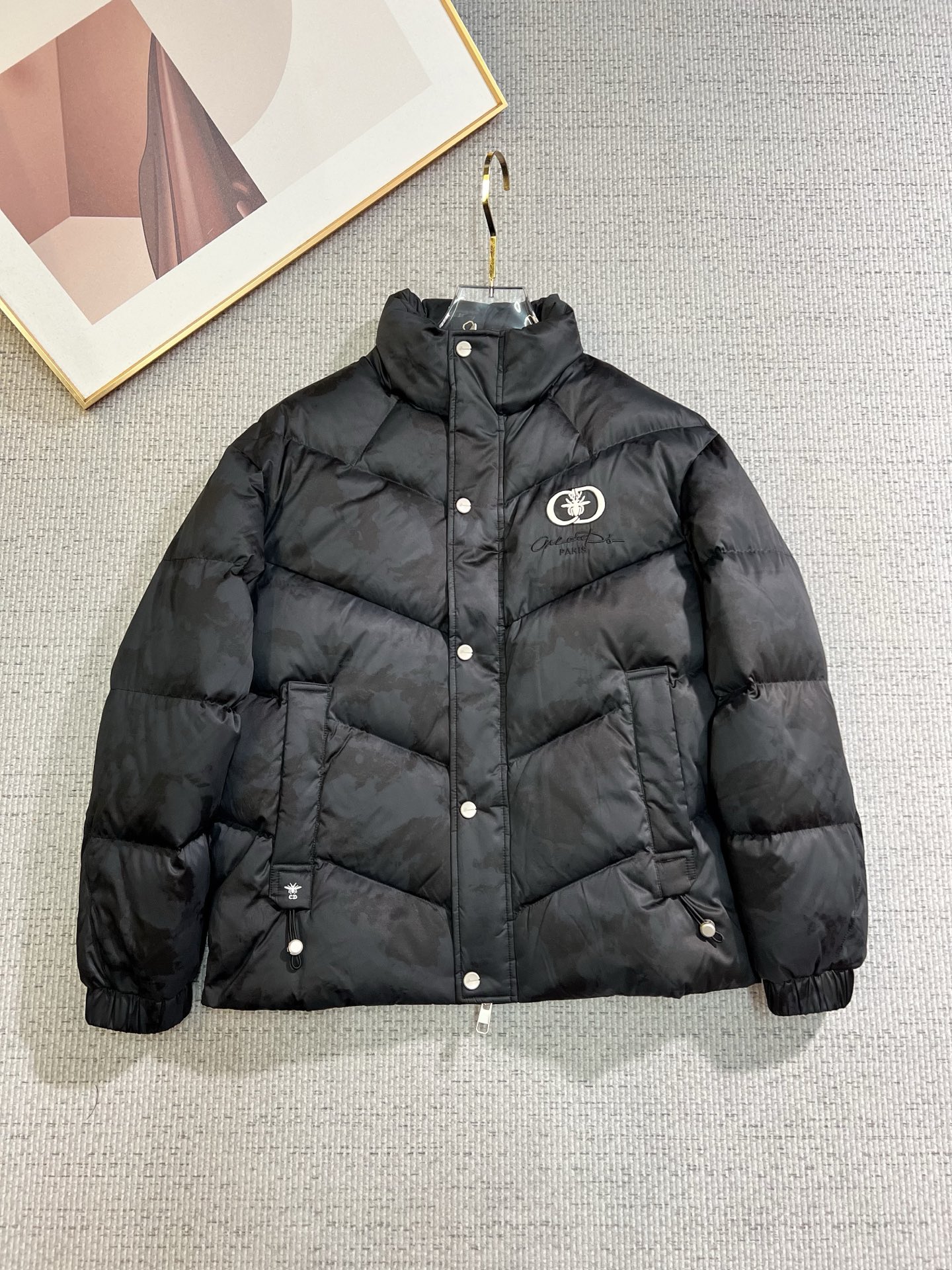 NO:655688,Dior Dior 2025 winter latest model, available at counters simultaneously, original order, popular fashionable casual hooded down jacket, imported original fabrics, unique design, original hardware decoration, simple and fashionable, handsome upper body, complete three labels, size M-3XL,, dior, dior, down jacket, hats, alexander wang19860909Dior 迪奥 2025冬季最新款,专柜同步有售,原单狠货,爆款时尚休闲连帽羽绒服,进口原版面料,独特设计,原版五金辅料装饰,简约时尚 ,上身帅气,三标齐全,码数M-3XL,,dior,dior,down jacket,hats,alexander wang,Men's clothing