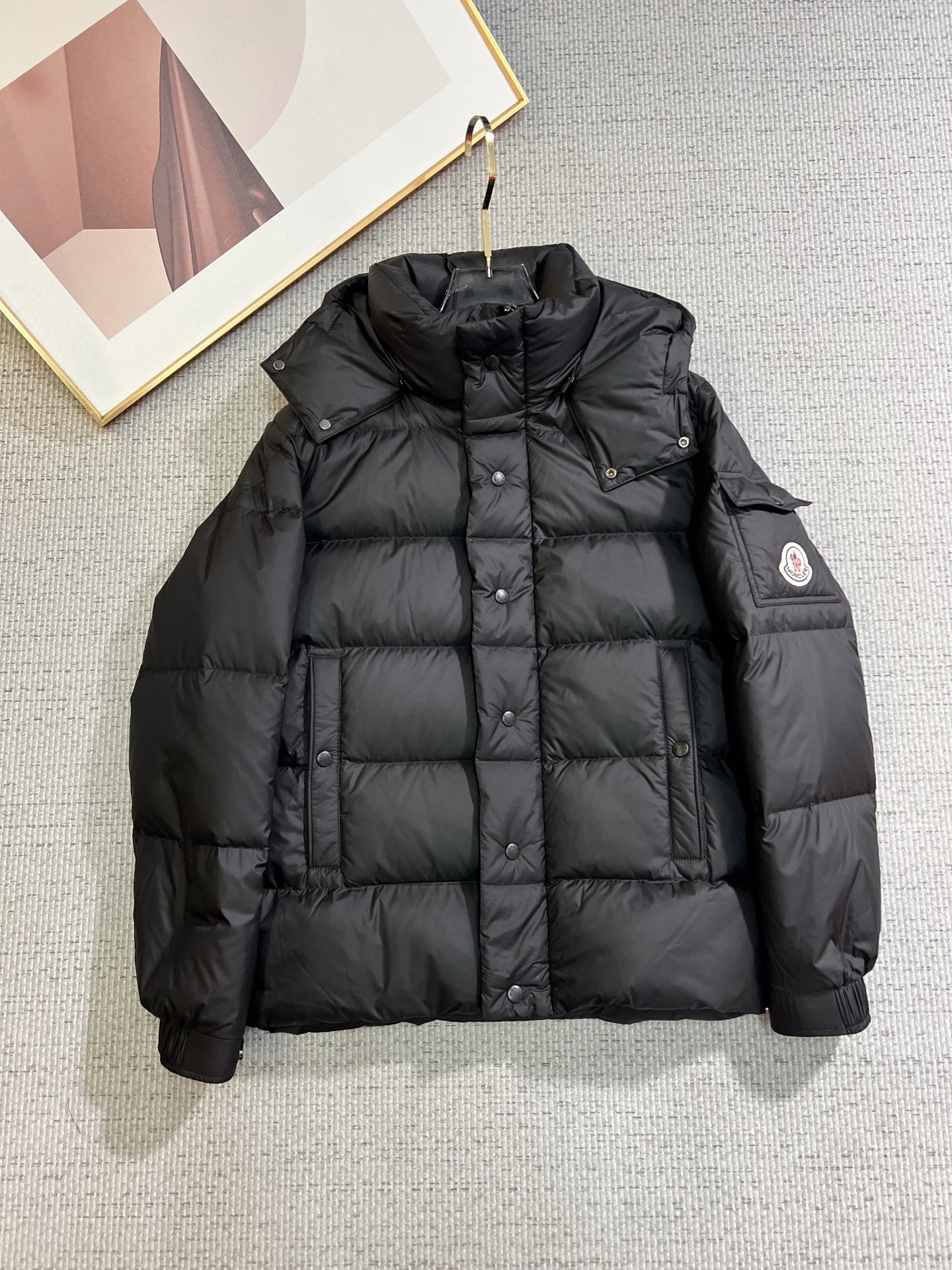 NO:655668,Mengkou 2025 winter latest model, available at counters, original order, popular fashion casual hooded down jacket, imported original fabric, unique design, original hardware decoration, simple and fashionable, handsome upper body, complete three labels, size M-3XL,,Moncler,down jacket,hats,alexander wang19860909蒙口 2025冬季最新款,专柜同步有售,原单狠货,爆款时尚休闲连帽羽绒服,进口原版面料,独特设计,原版五金辅料装饰,简约时尚 ,上身帅气,三标齐全,码数M-3XL,,Moncler,down jacket,hats,alexander wang,Men's clothing