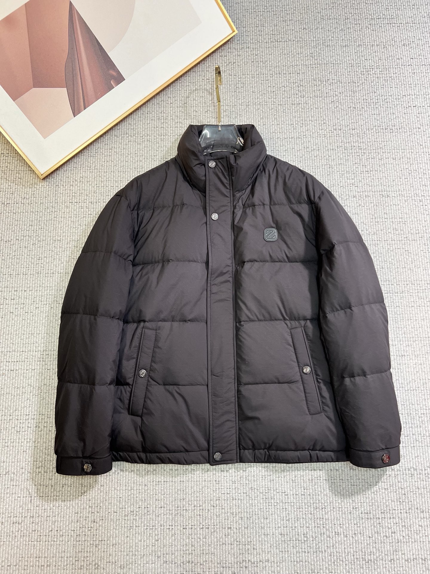 NO:655673,Zegna 2025 winter latest model, available at counters simultaneously, original order, popular fashion casual hooded down jacket, imported original fabric, unique design, original hardware decoration, simple and fashionable, handsome upper body, complete three labels, size M-3XL,,zegna,down jacket,hats,alexander wang19860909杰尼亚 2025冬季最新款,专柜同步有售,原单狠货,爆款时尚休闲连帽羽绒服,进口原版面料,独特设计,原版五金辅料装饰,简约时尚 ,上身帅气,三标齐全,码数M-3XL,,zegna,down jacket,hats,alexander wang,Men's clothing