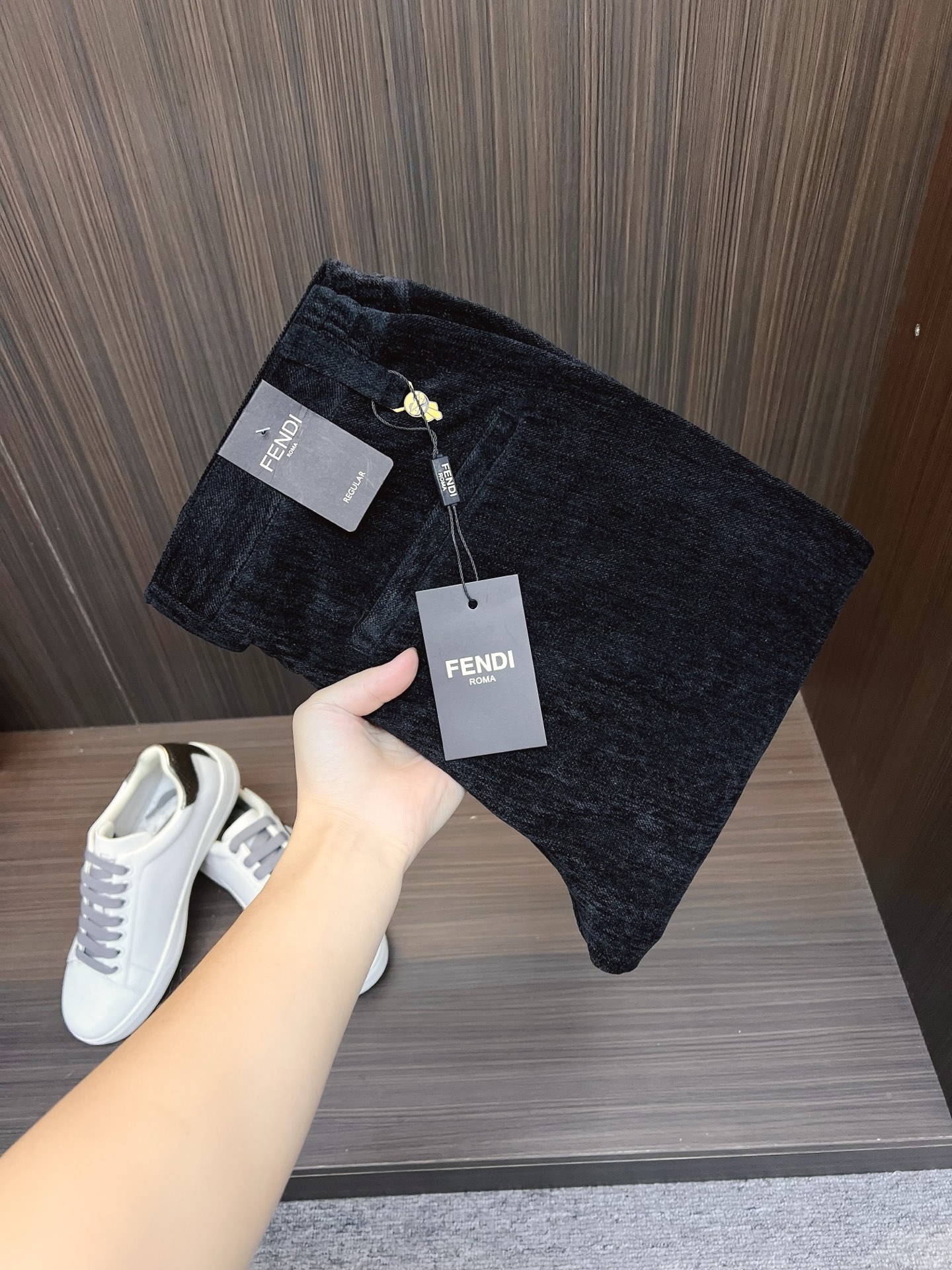 NO:647875,FENDI Fendi men's corduroy pants, official album and poster wear style!  High-grade imported denim raw-color fabrics are supplied to customers, and the pure 13oz ounce corduroy fabrics from Okayama, Japan are specially selected. Heavy-duty environmentally friendly plant enzyme washing process is used. The texture has a light retro color, which is quite beautiful and perfectly matches the autumn and winter colors. After washing, the fabric is soft and delicate, but has a strong sense of bones and a slight stretch, providing an excellent comfortable experience. There is no damage from any technological elements throughout the body, and the purest tannin color is retained!  The details throughout the body are perfect, exquisite and sophisticated. The latest leather label on the waist highlights the brand's characteristics. The hardware accessories, leather label and wiring all reflect the craftsmanship!  The silhouette is perfectly tailored and has excellent butt lift and slimming effect. It can be easily matched with any top in the wardrobe. It has wide compatibility and is suitable for various daily wear. The upper body is full of style. It is a must-have trousers for those who are obsessed with quality control and 1V!  Size 28-38 No 35 37,,fendi,fendi,alexander wang19860909FENDI 芬迪 男士灯芯绒裤,官宣画册海报穿搭款！ 客供高级进口的丹宁原色面料,特选日本冈山纯正13oz 盎司灯芯绒布料,重磅环保植物酵素水洗工艺,肌理有着淡淡的复古色彩,相当漂亮,极符合秋冬的配色,面料经过水洗后柔软细腻,但筋骨感极强,且略带弹力,提供了绝佳的舒适体验,通身无任何工艺元素破坏,保留了最纯粹的丹宁本色！通身细节完美如斯,精湛且考究,最新的腰部皮标彰显了品牌特质,五金配件、皮标、走线无不体现出匠心工艺！版型剪裁完美,提臀修身效果绝佳,可轻松横扫衣橱任何的上装搭配,兼容性广泛,满足于日常各种穿搭,上身型款十足,于品质控及1V迷控者必入型裤装！ 尺码28-38 无35 37,,fendi,fendi,alexander wang,Men's clothing