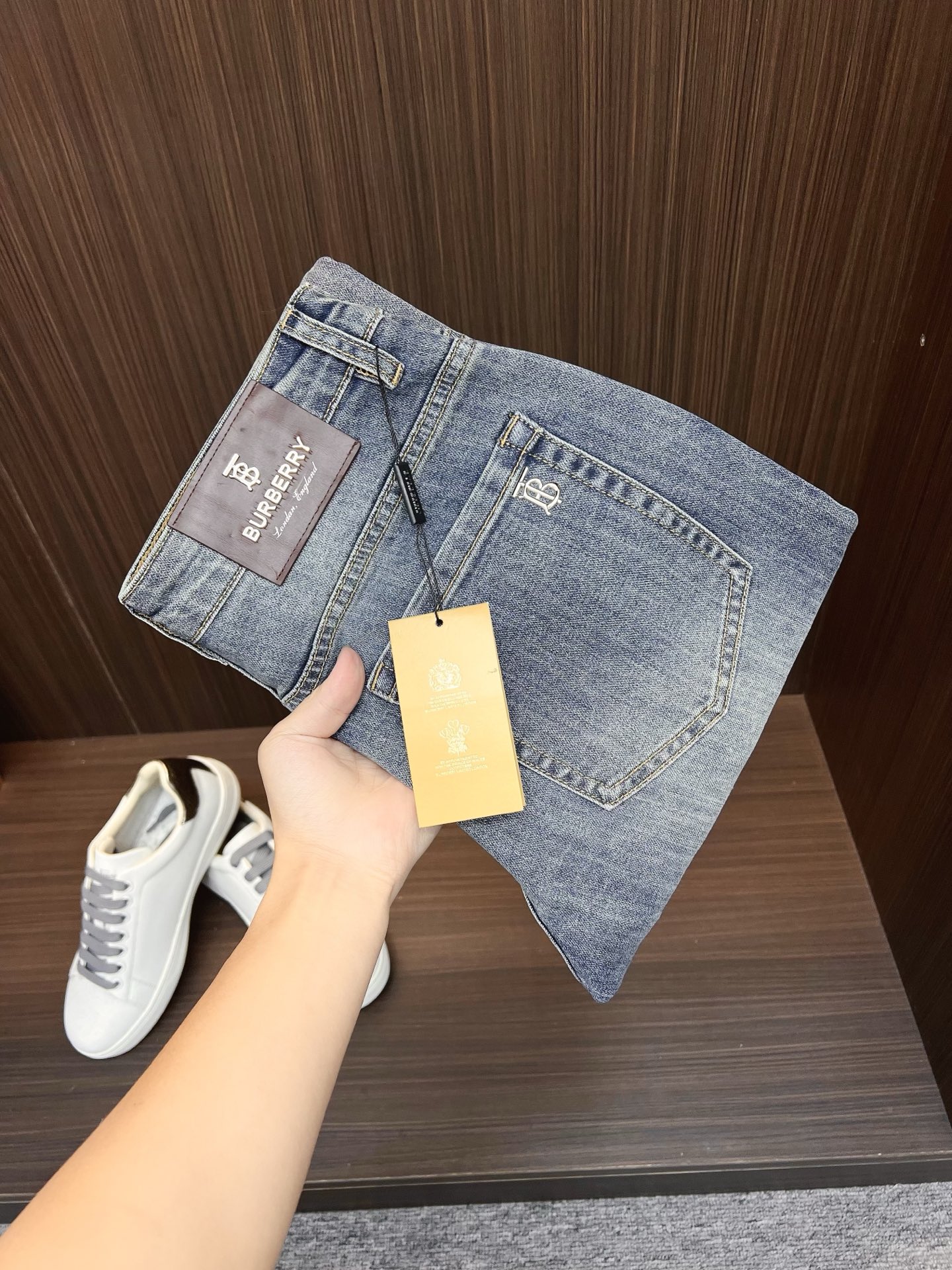 NO:647880,Burberry men's jeans, official album and poster style!  High-grade imported denim raw-color fabrics are supplied to customers, and the pure 13oz ounce corduroy fabrics from Okayama, Japan are specially selected. Heavy-duty environmentally friendly plant enzyme washing process is used. The texture has a light retro color, which is quite beautiful and perfectly matches the autumn and winter colors. After washing, the fabric is soft and delicate, but has a strong sense of bones and a slight stretch, providing an excellent comfortable experience. There is no damage from any technological elements throughout the body, and the purest tannin color is retained!  The details throughout the body are perfect, exquisite and sophisticated. The latest leather label on the waist highlights the brand's characteristics. The hardware accessories, leather label and wiring all reflect the craftsmanship!  The silhouette is perfectly tailored and has excellent butt lift and slimming effect. It can be easily matched with any top in the wardrobe. It has wide compatibility and is suitable for various daily wear. The upper body is full of style. It is a must-have trousers for those who are obsessed with quality control and 1V!  Size 28-38 No 35 37,,burberry,burberry,jeans,alexander wang19860909Burberry 巴宝莉 男士牛仔裤,官宣画册海报穿搭款！ 客供高级进口的丹宁原色面料,特选日本冈山纯正13oz 盎司灯芯绒布料,重磅环保植物酵素水洗工艺,肌理有着淡淡的复古色彩,相当漂亮,极符合秋冬的配色,面料经过水洗后柔软细腻,但筋骨感极强,且略带弹力,提供了绝佳的舒适体验,通身无任何工艺元素破坏,保留了最纯粹的丹宁本色！通身细节完美如斯,精湛且考究,最新的腰部皮标彰显了品牌特质,五金配件、皮标、走线无不体现出匠心工艺！版型剪裁完美,提臀修身效果绝佳,可轻松横扫衣橱任何的上装搭配,兼容性广泛,满足于日常各种穿搭,上身型款十足,于品质控及1V迷控者必入型裤装！ 尺码28-38 无35 37,,burberry,burberry,jeans,alexander wang,Men's clothing