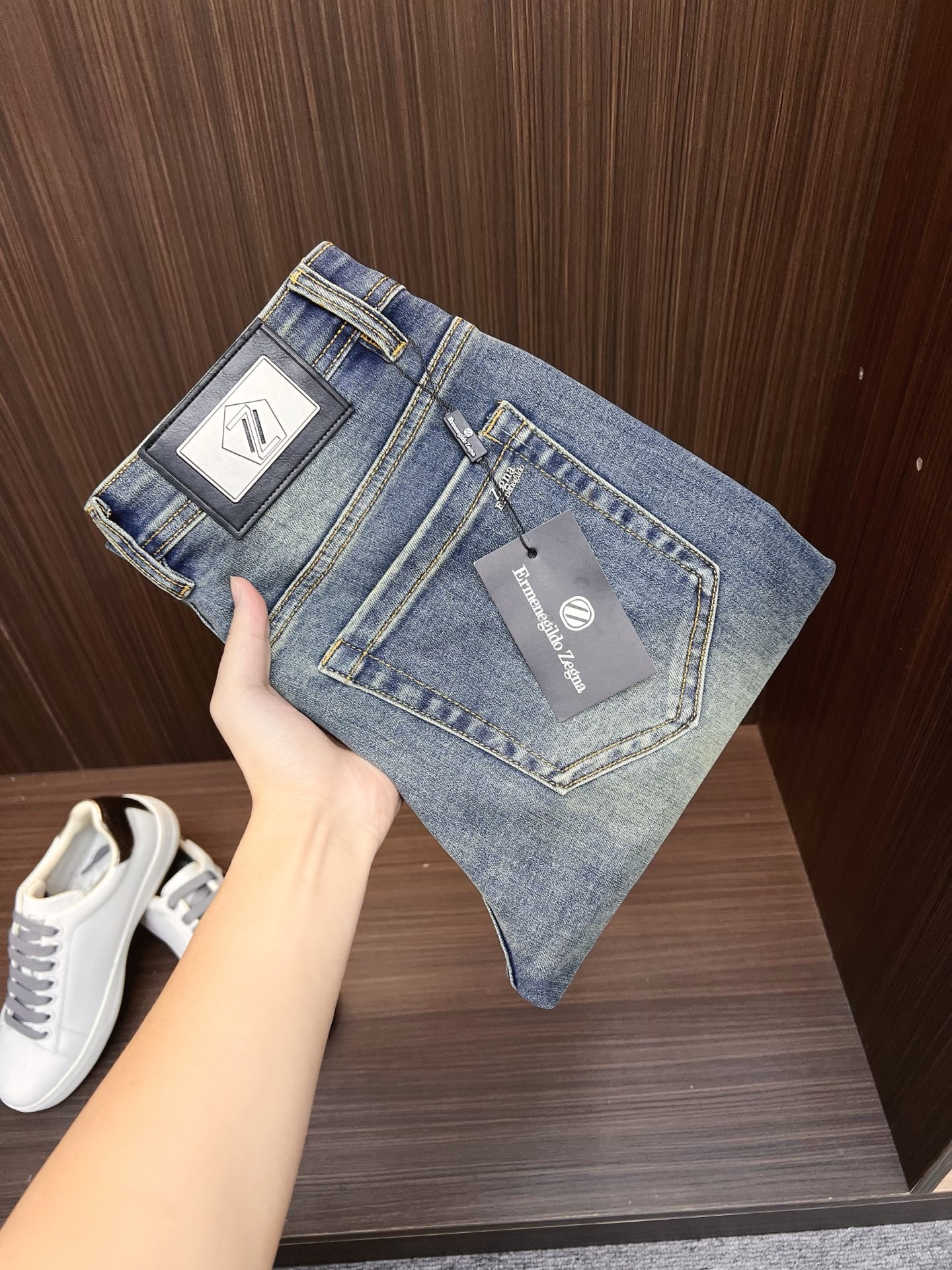 NO:647885,Ermenegildo Zegna men's jeans, official album and poster outfit style!  High-grade imported denim raw-color fabrics are supplied to customers, and the pure 13oz ounce corduroy fabrics from Okayama, Japan are specially selected. Heavy-duty environmentally friendly plant enzyme washing process is used. The texture has a light retro color, which is quite beautiful and perfectly matches the autumn and winter colors. After washing, the fabric is soft and delicate, but has a strong sense of bones and a slight stretch, providing an excellent comfortable experience. There is no damage from any technological elements throughout the body, and the purest tannin color is retained!  The details throughout the body are perfect, exquisite and sophisticated. The latest leather label on the waist highlights the brand's characteristics. The hardware accessories, leather label and wiring all reflect the craftsmanship!  The silhouette is perfectly tailored and has excellent butt lift and slimming effect. It can be easily matched with any top in the wardrobe. It has wide compatibility and is suitable for various daily wear. The upper body is full of style. It is a must-have trousers for those who are obsessed with quality control and 1V!  Size 28-38 No 35 37,,zegna,jeans,alexander wang19860909杰尼亚 男士牛仔裤,官宣画册海报穿搭款！ 客供高级进口的丹宁原色面料,特选日本冈山纯正13oz 盎司灯芯绒布料,重磅环保植物酵素水洗工艺,肌理有着淡淡的复古色彩,相当漂亮,极符合秋冬的配色,面料经过水洗后柔软细腻,但筋骨感极强,且略带弹力,提供了绝佳的舒适体验,通身无任何工艺元素破坏,保留了最纯粹的丹宁本色！通身细节完美如斯,精湛且考究,最新的腰部皮标彰显了品牌特质,五金配件、皮标、走线无不体现出匠心工艺！版型剪裁完美,提臀修身效果绝佳,可轻松横扫衣橱任何的上装搭配,兼容性广泛,满足于日常各种穿搭,上身型款十足,于品质控及1V迷控者必入型裤装！ 尺码28-38 无35 37,,zegna,jeans,alexander wang,Men's clothing