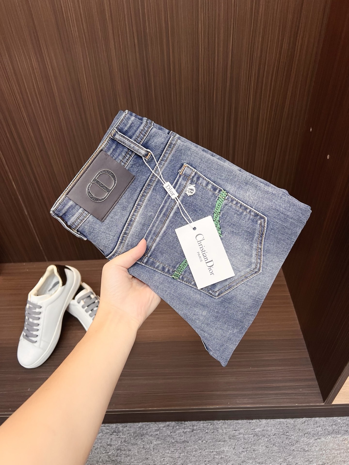 NO:647895,Dior men's jeans, official album and poster outfit style!  High-grade imported denim raw-color fabrics are supplied to customers, and the pure 13oz ounce corduroy fabrics from Okayama, Japan are specially selected. Heavy-duty environmentally friendly plant enzyme washing process is used. The texture has a light retro color, which is quite beautiful and perfectly matches the autumn and winter colors. After washing, the fabric is soft and delicate, but has a strong sense of bones and a slight stretch, providing an excellent comfortable experience. There is no damage from any technological elements throughout the body, and the purest tannin color is retained!  The details throughout the body are perfect, exquisite and sophisticated. The latest leather label on the waist highlights the brand's characteristics. The hardware accessories, leather label and wiring all reflect the craftsmanship!  The silhouette is perfectly tailored and has excellent butt lift and slimming effect. It can be easily matched with any top in the wardrobe. It has wide compatibility and is suitable for various daily wear. The upper body is full of style. It is a must-have trousers for those who are obsessed with quality control and 1V!  Size 28-38 No 35 37,,dior,dior,jeans,alexander wang19860909Dior 迪奥 男士牛仔裤,官宣画册海报穿搭款！ 客供高级进口的丹宁原色面料,特选日本冈山纯正13oz 盎司灯芯绒布料,重磅环保植物酵素水洗工艺,肌理有着淡淡的复古色彩,相当漂亮,极符合秋冬的配色,面料经过水洗后柔软细腻,但筋骨感极强,且略带弹力,提供了绝佳的舒适体验,通身无任何工艺元素破坏,保留了最纯粹的丹宁本色！通身细节完美如斯,精湛且考究,最新的腰部皮标彰显了品牌特质,五金配件、皮标、走线无不体现出匠心工艺！版型剪裁完美,提臀修身效果绝佳,可轻松横扫衣橱任何的上装搭配,兼容性广泛,满足于日常各种穿搭,上身型款十足,于品质控及1V迷控者必入型裤装！ 尺码28-38 无35 37,,dior,dior,jeans,alexander wang,Men's clothing