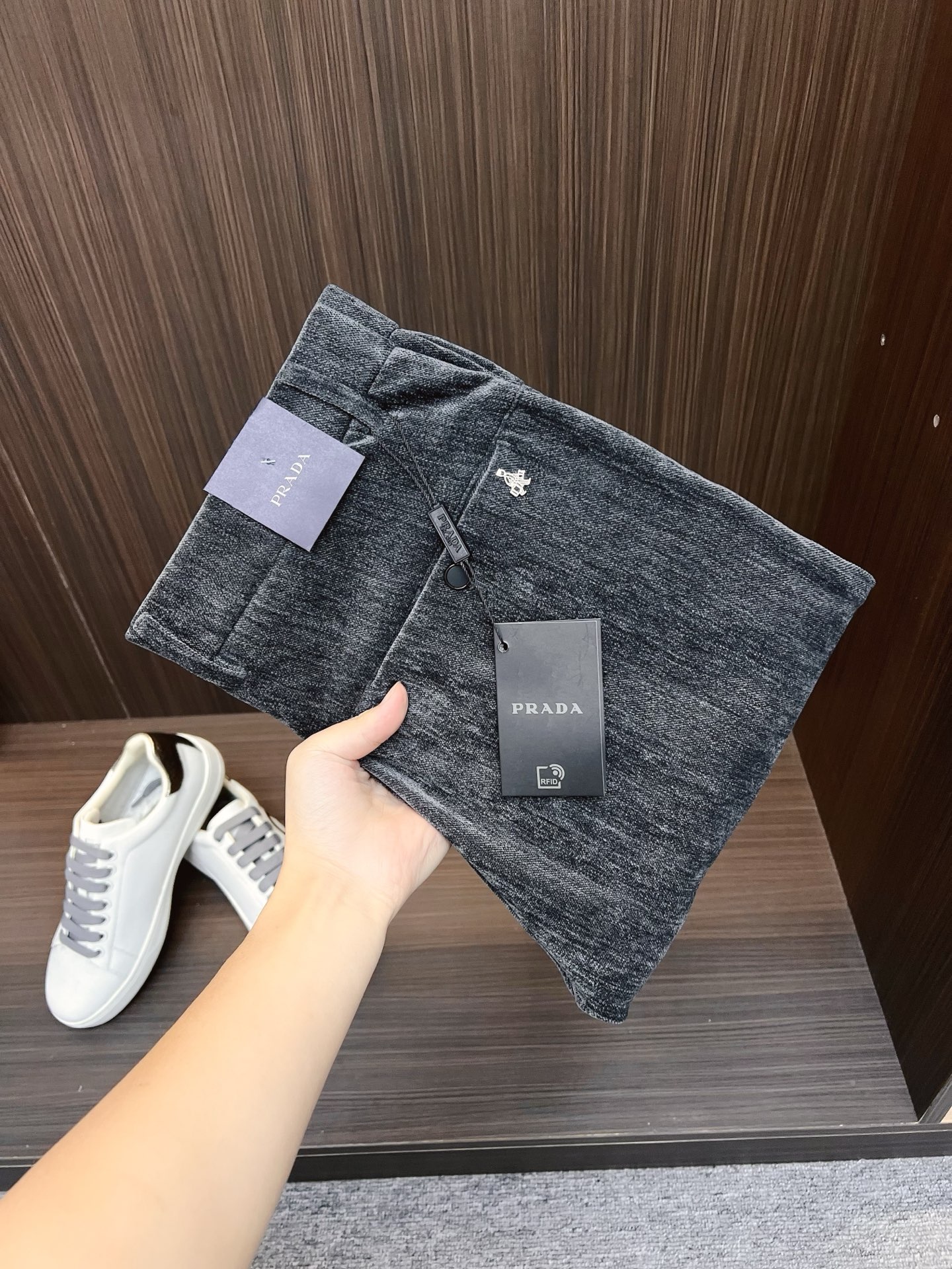 NO:647872,PRADA Men's corduroy pants, official album and poster wear style!  High-grade imported denim raw-color fabrics are supplied to customers, and the pure 13oz ounce corduroy fabrics from Okayama, Japan are specially selected. Heavy-duty environmentally friendly plant enzyme washing process is used. The texture has a light retro color, which is quite beautiful and perfectly matches the autumn and winter colors. After washing, the fabric is soft and delicate, but has a strong sense of bones and a slight stretch, providing an excellent comfortable experience. There is no damage from any technological elements throughout the body, and the purest tannin color is retained!  The details throughout the body are perfect, exquisite and sophisticated. The latest leather label on the waist highlights the brand's characteristics. The hardware accessories, leather label and wiring all reflect the craftsmanship!  The silhouette is perfectly tailored and has excellent butt lift and slimming effect. It can be easily matched with any top in the wardrobe. It has wide compatibility and is suitable for various daily wear. The upper body is full of style. It is a must-have trousers for those who are obsessed with quality control and 1V!  Size 28-38 No 35 37,,prada,prada,alexander wang19860909PRADA 普拉达 男士灯芯绒裤,官宣画册海报穿搭款！ 客供高级进口的丹宁原色面料,特选日本冈山纯正13oz 盎司灯芯绒布料,重磅环保植物酵素水洗工艺,肌理有着淡淡的复古色彩,相当漂亮,极符合秋冬的配色,面料经过水洗后柔软细腻,但筋骨感极强,且略带弹力,提供了绝佳的舒适体验,通身无任何工艺元素破坏,保留了最纯粹的丹宁本色！通身细节完美如斯,精湛且考究,最新的腰部皮标彰显了品牌特质,五金配件、皮标、走线无不体现出匠心工艺！版型剪裁完美,提臀修身效果绝佳,可轻松横扫衣橱任何的上装搭配,兼容性广泛,满足于日常各种穿搭,上身型款十足,于品质控及1V迷控者必入型裤装！ 尺码28-38 无35 37,,prada,prada,alexander wang,Men's clothing