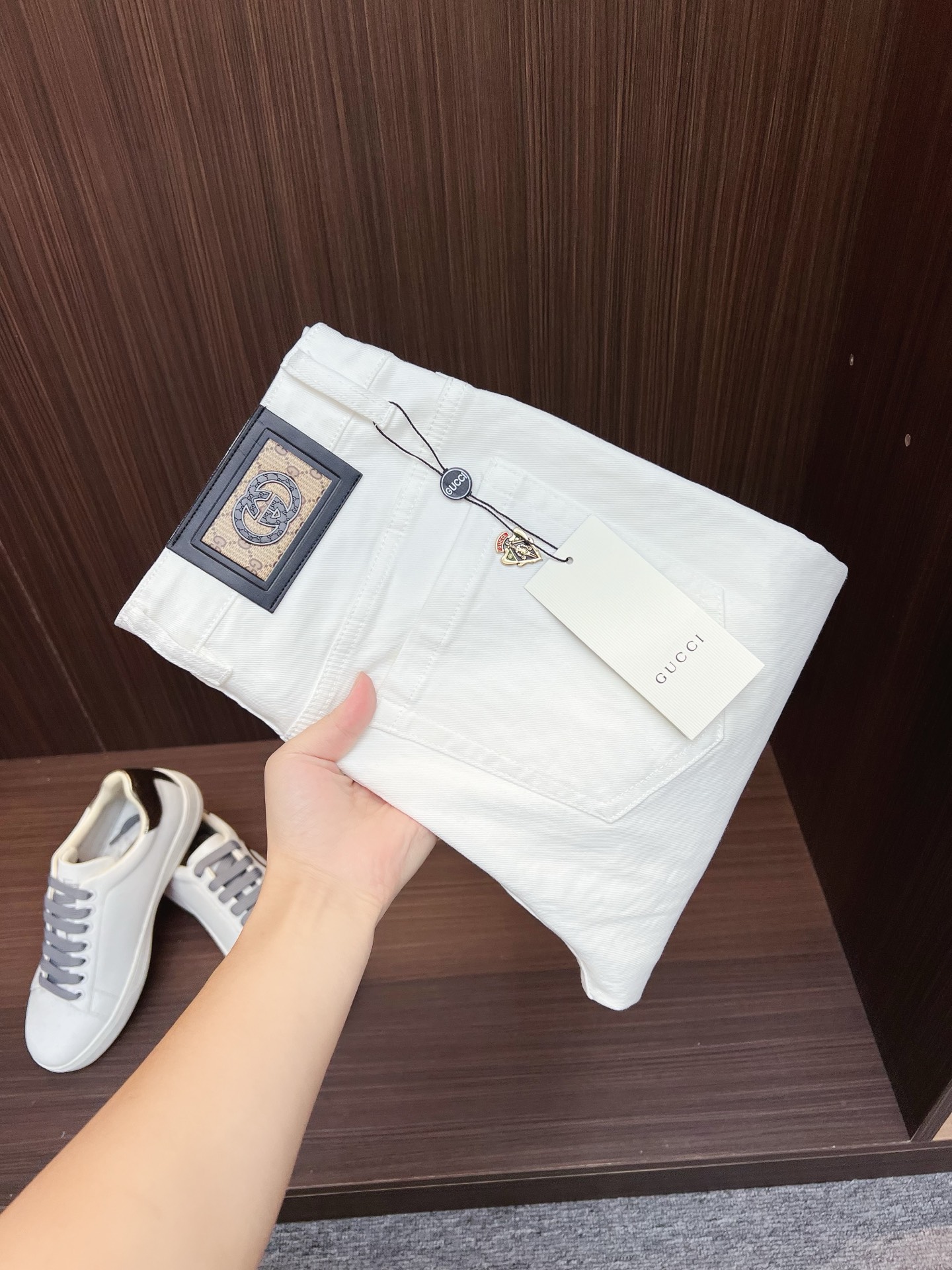 NO:647857,GUCCI men's jeans, official album and poster outfit style!  High-grade imported denim raw-color fabrics are supplied to customers, and the pure 13oz ounce corduroy fabrics from Okayama, Japan are specially selected. Heavy-duty environmentally friendly plant enzyme washing process is used. The texture has a light retro color, which is quite beautiful and perfectly matches the autumn and winter colors. After washing, the fabric is soft and delicate, but has a strong sense of bones and a slight stretch, providing an excellent comfortable experience. There is no damage from any technological elements throughout the body, and the purest tannin color is retained!  The details throughout the body are perfect, exquisite and sophisticated. The latest leather label on the waist highlights the brand's characteristics. The hardware accessories, leather label and wiring all reflect the craftsmanship!  The silhouette is perfectly tailored and has excellent butt lift and slimming effect. It can be easily matched with any top in the wardrobe. It has wide compatibility and is suitable for various daily wear. The upper body is full of style. It is a must-have trousers for those who are obsessed with quality control and 1V!  Size 28-38 No 35 37,,gucci,jeans,alexander wang19860909GUCCI 古奇 男士牛仔裤,官宣画册海报穿搭款！ 客供高级进口的丹宁原色面料,特选日本冈山纯正13oz 盎司灯芯绒布料,重磅环保植物酵素水洗工艺,肌理有着淡淡的复古色彩,相当漂亮,极符合秋冬的配色,面料经过水洗后柔软细腻,但筋骨感极强,且略带弹力,提供了绝佳的舒适体验,通身无任何工艺元素破坏,保留了最纯粹的丹宁本色！通身细节完美如斯,精湛且考究,最新的腰部皮标彰显了品牌特质,五金配件、皮标、走线无不体现出匠心工艺！版型剪裁完美,提臀修身效果绝佳,可轻松横扫衣橱任何的上装搭配,兼容性广泛,满足于日常各种穿搭,上身型款十足,于品质控及1V迷控者必入型裤装！ 尺码28-38 无35 37,,gucci,jeans,alexander wang,Men's clothing