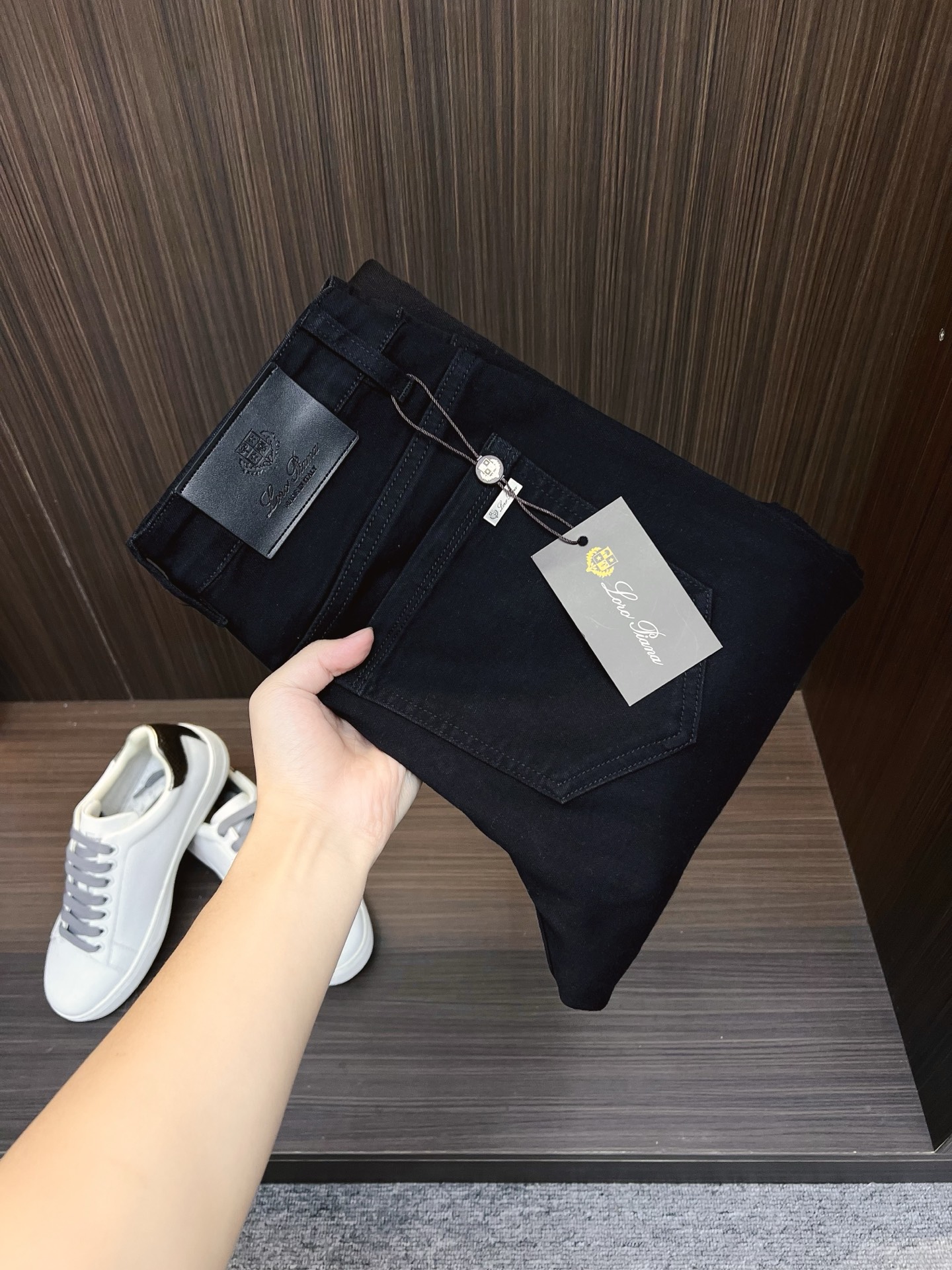 NO:647865,LP men's jeans, official album and poster outfit!  High-grade imported denim raw-color fabrics are supplied to customers, and the pure 13oz ounce corduroy fabrics from Okayama, Japan are specially selected. Heavy-duty environmentally friendly plant enzyme washing process is used. The texture has a light retro color, which is quite beautiful and perfectly matches the autumn and winter colors. After washing, the fabric is soft and delicate, but has a strong sense of bones and a slight stretch, providing an excellent comfortable experience. There is no damage from any technological elements throughout the body, and the purest tannin color is retained!  The details throughout the body are perfect, exquisite and sophisticated. The latest leather label on the waist highlights the brand's characteristics. The hardware accessories, leather label and wiring all reflect the craftsmanship!  The silhouette is perfectly tailored and has excellent butt lift and slimming effect. It can be easily matched with any top in the wardrobe. It has wide compatibility and is suitable for various daily wear. The upper body is full of style. It is a must-have trousers for those who are obsessed with quality control and 1V!  Size 28-38 No 35 37,,loro piana,jeans,alexander wang19860909LP 男士牛仔裤,官宣画册海报穿搭款！ 客供高级进口的丹宁原色面料,特选日本冈山纯正13oz 盎司灯芯绒布料,重磅环保植物酵素水洗工艺,肌理有着淡淡的复古色彩,相当漂亮,极符合秋冬的配色,面料经过水洗后柔软细腻,但筋骨感极强,且略带弹力,提供了绝佳的舒适体验,通身无任何工艺元素破坏,保留了最纯粹的丹宁本色！通身细节完美如斯,精湛且考究,最新的腰部皮标彰显了品牌特质,五金配件、皮标、走线无不体现出匠心工艺！版型剪裁完美,提臀修身效果绝佳,可轻松横扫衣橱任何的上装搭配,兼容性广泛,满足于日常各种穿搭,上身型款十足,于品质控及1V迷控者必入型裤装！ 尺码28-38 无35 37,,loro piana,jeans,alexander wang,Men's clothing