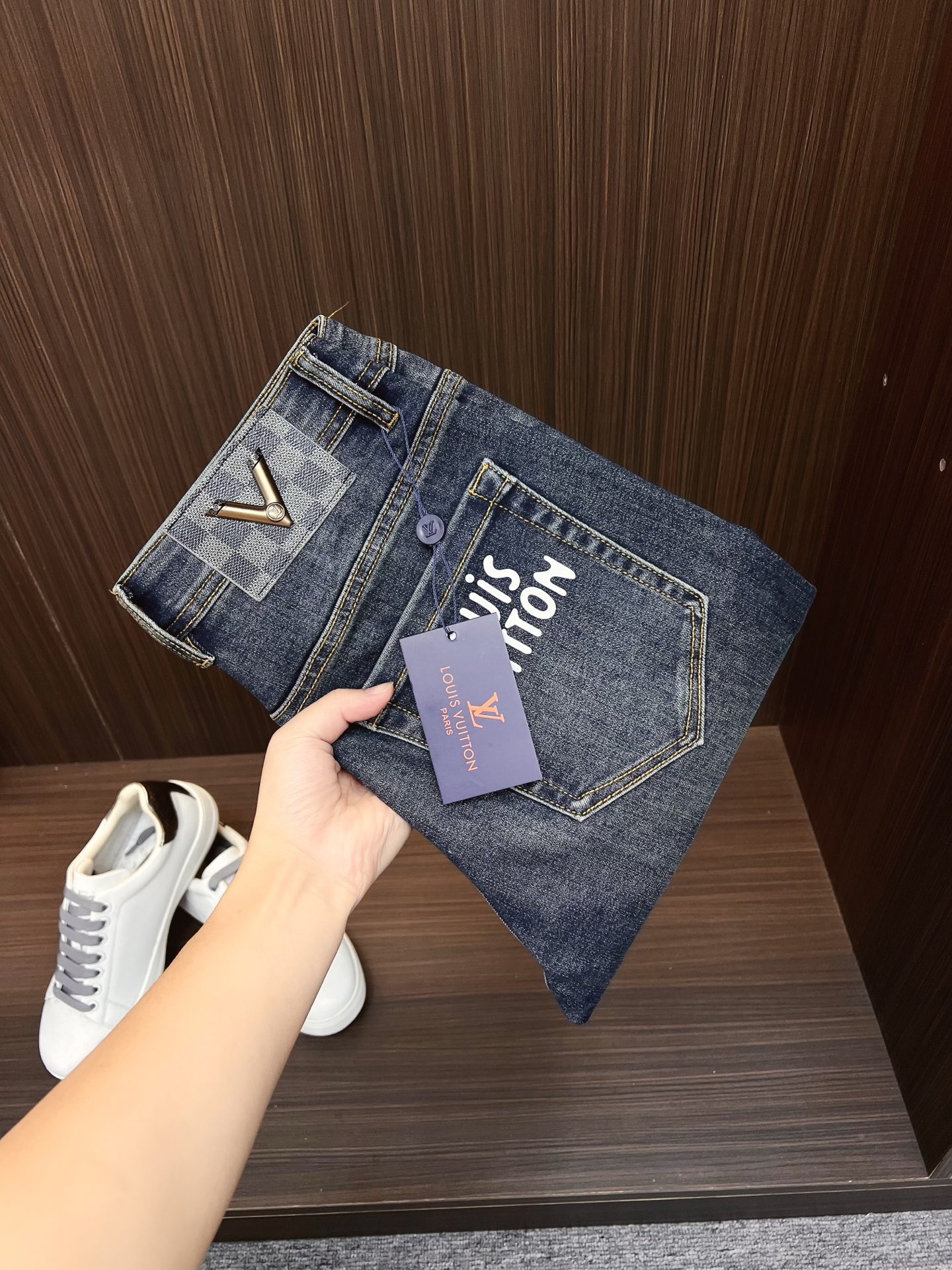 NO:647861,LV men's jeans, official album and poster outfit style!  High-grade imported denim raw-color fabrics are supplied to customers, and the pure 13oz ounce corduroy fabrics from Okayama, Japan are specially selected. Heavy-duty environmentally friendly plant enzyme washing process is used. The texture has a light retro color, which is quite beautiful and perfectly matches the autumn and winter colors. After washing, the fabric is soft and delicate, but has a strong sense of bones and a slight stretch, providing an excellent comfortable experience. There is no damage from any technological elements throughout the body, and the purest tannin color is retained!  The details throughout the body are perfect, exquisite and sophisticated. The latest leather label on the waist highlights the brand's characteristics. The hardware accessories, leather label and wiring all reflect the craftsmanship!  The silhouette is perfectly tailored and has excellent butt lift and slimming effect. It can be easily matched with any top in the wardrobe. It has wide compatibility and is suitable for various daily wear. The upper body is full of style. It is a must-have trousers for those who are obsessed with quality control and 1V!  Size 28-38 No 35 37,,louis vuitton,jeans,alexander wang19860909LV 男士牛仔裤,官宣画册海报穿搭款！ 客供高级进口的丹宁原色面料,特选日本冈山纯正13oz 盎司灯芯绒布料,重磅环保植物酵素水洗工艺,肌理有着淡淡的复古色彩,相当漂亮,极符合秋冬的配色,面料经过水洗后柔软细腻,但筋骨感极强,且略带弹力,提供了绝佳的舒适体验,通身无任何工艺元素破坏,保留了最纯粹的丹宁本色！通身细节完美如斯,精湛且考究,最新的腰部皮标彰显了品牌特质,五金配件、皮标、走线无不体现出匠心工艺！版型剪裁完美,提臀修身效果绝佳,可轻松横扫衣橱任何的上装搭配,兼容性广泛,满足于日常各种穿搭,上身型款十足,于品质控及1V迷控者必入型裤装！ 尺码28-38 无35 37,,louis vuitton,jeans,alexander wang,Men's clothing