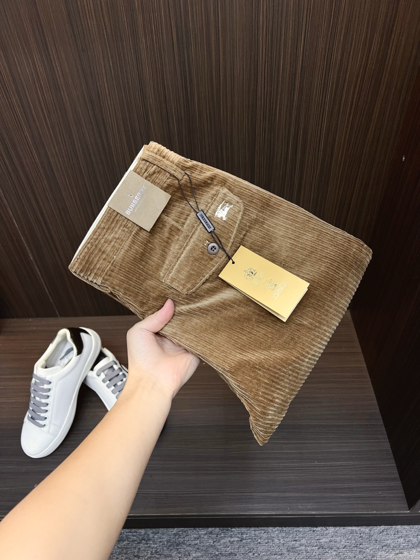 NO:647868,Burberry men's corduroy pants, official album and poster wear style!  High-grade imported denim raw-color fabrics are supplied to customers, and the pure 13oz ounce corduroy fabrics from Okayama, Japan are specially selected. Heavy-duty environmentally friendly plant enzyme washing process is used. The texture has a light retro color, which is quite beautiful and perfectly matches the autumn and winter colors. After washing, the fabric is soft and delicate, but has a strong sense of bones and a slight stretch, providing an excellent comfortable experience. There is no damage from any technological elements throughout the body, and the purest tannin color is retained!  The details throughout the body are perfect, exquisite and sophisticated. The latest leather label on the waist highlights the brand's characteristics. The hardware accessories, leather label and wiring all reflect the craftsmanship!  The silhouette is perfectly tailored and has excellent butt lift and slimming effect. It can be easily matched with any top in the wardrobe. It has wide compatibility and is suitable for various daily wear. The upper body is full of style. It is a must-have trousers for those who are obsessed with quality control and 1V!  Size 28-38 No 35 37,,burberry,burberry,alexander wang19860909Burberry 巴宝莉 男士灯芯绒裤,官宣画册海报穿搭款！ 客供高级进口的丹宁原色面料,特选日本冈山纯正13oz 盎司灯芯绒布料,重磅环保植物酵素水洗工艺,肌理有着淡淡的复古色彩,相当漂亮,极符合秋冬的配色,面料经过水洗后柔软细腻,但筋骨感极强,且略带弹力,提供了绝佳的舒适体验,通身无任何工艺元素破坏,保留了最纯粹的丹宁本色！通身细节完美如斯,精湛且考究,最新的腰部皮标彰显了品牌特质,五金配件、皮标、走线无不体现出匠心工艺！版型剪裁完美,提臀修身效果绝佳,可轻松横扫衣橱任何的上装搭配,兼容性广泛,满足于日常各种穿搭,上身型款十足,于品质控及1V迷控者必入型裤装！ 尺码28-38 无35 37,,burberry,burberry,alexander wang,Men's clothing