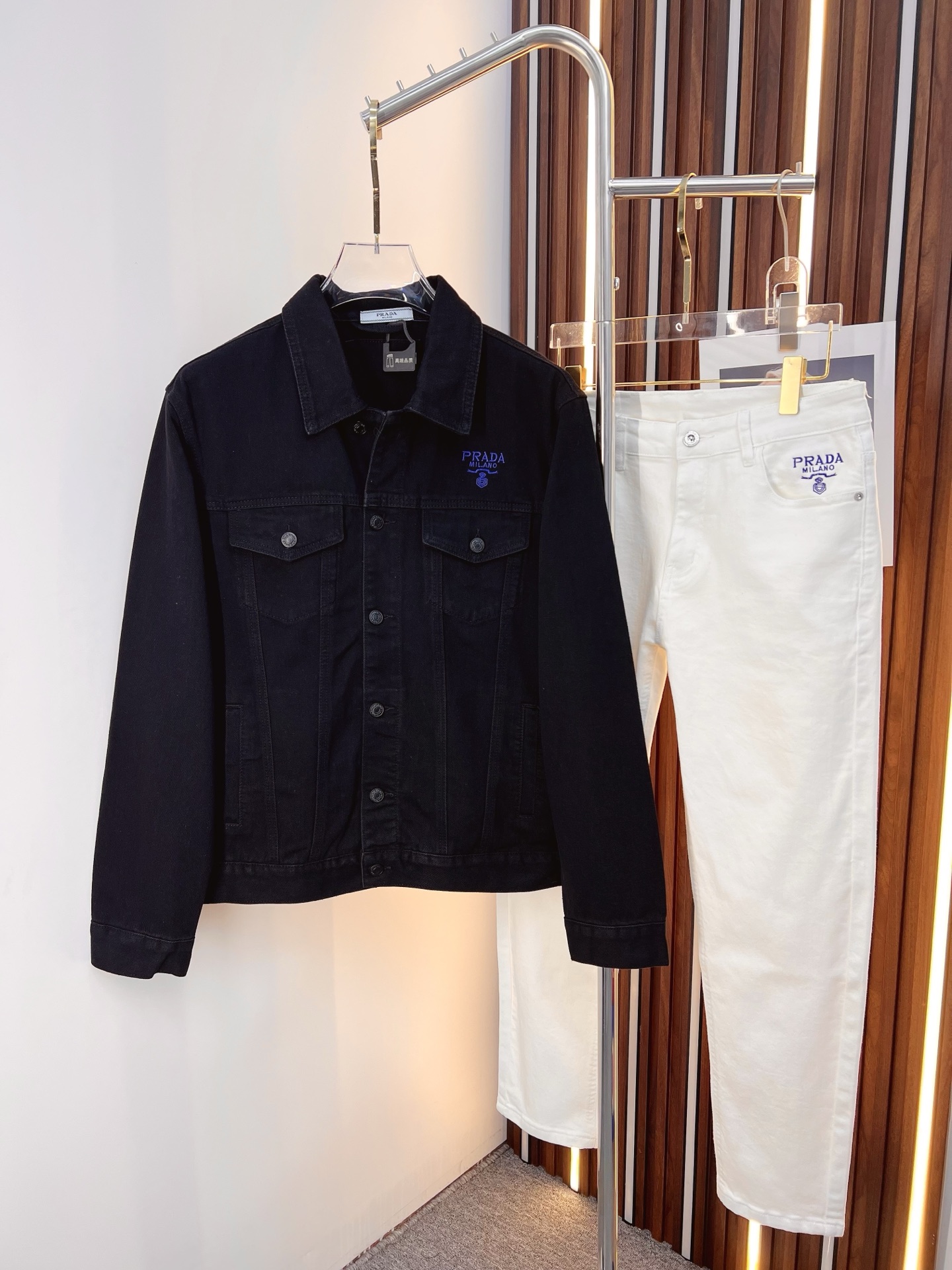 NO:683990,PRADA Exclusively sells the same denim suit in the autumn and winter new counters. It can be sold separately. It is breathable, comfortable and casual!  Full of high-end feel!  The details are exquisite and high-end, and the workmanship is impeccable!  The original high-end fabric is very high-end!  The fabric is soft, delicate and comfortable, moisture-absorbent, quick-drying and breathable, neat and stylish. Top M-3XL, pants 29-36, prada, prada,19860909PRADA 普拉达 独家专供秋冬新款专柜同款牛仔套装 可单卖,透气舒适休闲！高级感满满！细节精致高档,做工无可挑剔！原版高端面料很显高级！面料柔软细腻舒适 吸湿速干透气,利落有型.上衣M—3XL、裤子29-36,,prada,prada,,Men's clothing