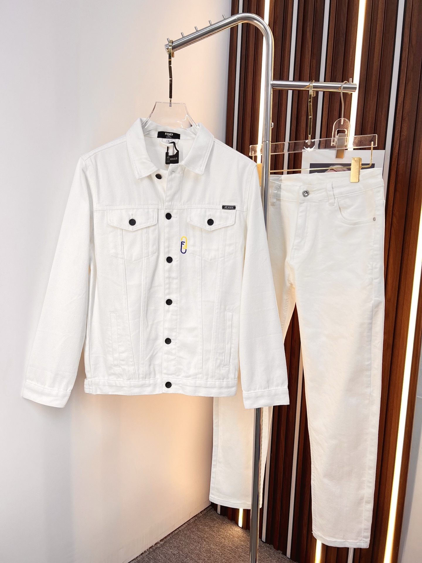 NO:683998,FENDI Fendi's exclusive denim suit of the same style in the autumn and winter new counters can be sold separately, breathable, comfortable and casual!  Full of high-end feel!  The details are exquisite and high-end, and the workmanship is impeccable!  The original high-end fabric is very high-end!  The fabric is soft, delicate and comfortable, moisture-absorbent, quick-drying and breathable, neat and stylish. Top M-3XL, pants 29-36,,fendi,fendi,19860909FENDI 芬迪 独家专供秋冬新款专柜同款牛仔套装 可单卖,透气舒适休闲！高级感满满！细节精致高档,做工无可挑剔！原版高端面料很显高级！面料柔软细腻舒适 吸湿速干透气,利落有型.上衣M—3XL、裤子29-36,,fendi,fendi,,Men's clothing