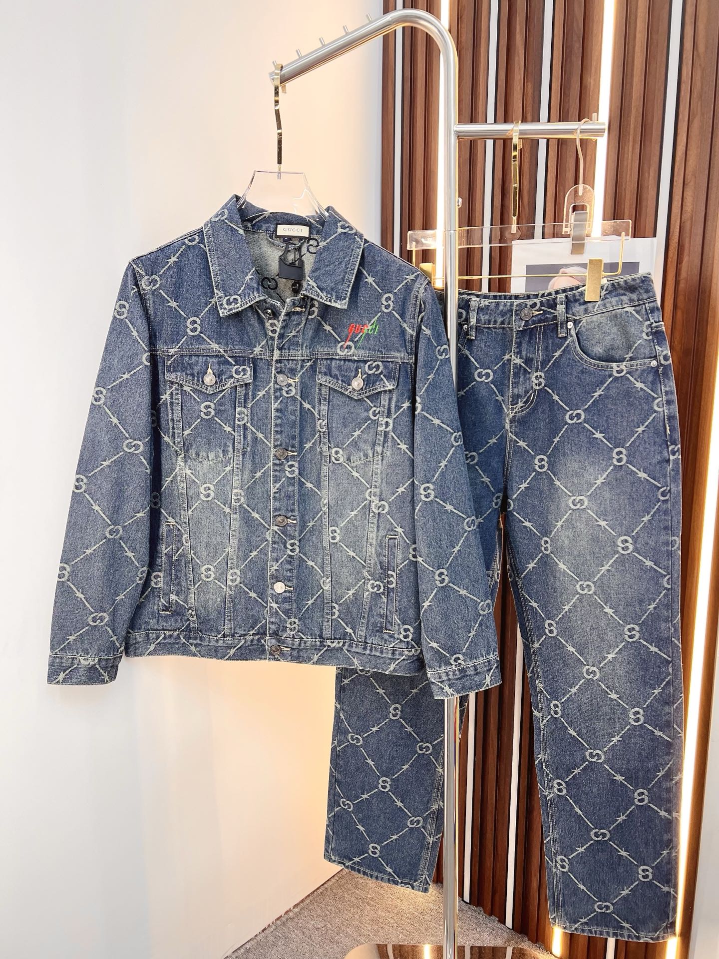 NO:684004,GUCCI Gucci's exclusive denim suit of the same style in the autumn and winter new counters can be sold separately, breathable, comfortable and casual!  Full of high-end feel!  The details are exquisite and high-end, and the workmanship is impeccable!  The original high-end fabric is very high-end!  The fabric is soft, delicate and comfortable, moisture-absorbent, quick-drying and breathable, neat and stylish. Top M-3XL, pants 29-36,,gucci,19860909GUCCI 古奇 独家专供秋冬新款专柜同款牛仔套装 可单卖,透气舒适休闲！高级感满满！细节精致高档,做工无可挑剔！原版高端面料很显高级！面料柔软细腻舒适 吸湿速干透气,利落有型.上衣M—3XL、裤子29-36,,gucci,,Men's clothing