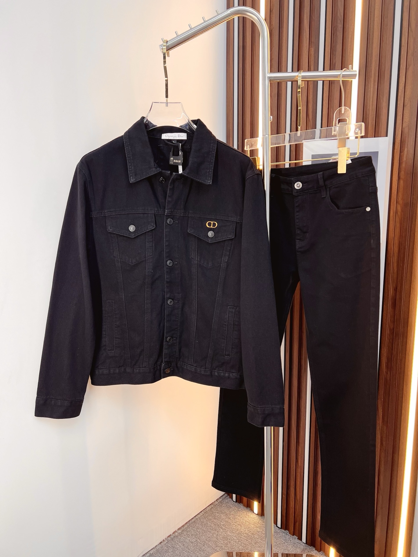 NO:684006,Dior exclusively sells the same denim suit for autumn and winter new styles in its counters. It can be sold separately. It is breathable, comfortable and casual!  Full of high-end feel!  The details are exquisite and high-end, and the workmanship is impeccable!  The original high-end fabric is very high-end!  The fabric is soft, delicate and comfortable, moisture-absorbent, quick-drying and breathable, neat and stylish. Top M-3XL, pants 29-36,, dior, dior,19860909Dior 迪奥 独家专供秋冬新款专柜同款牛仔套装 可单卖,透气舒适休闲！高级感满满！细节精致高档,做工无可挑剔！原版高端面料很显高级！面料柔软细腻舒适 吸湿速干透气,利落有型.上衣M—3XL、裤子29-36,,dior,dior,,Men's clothing