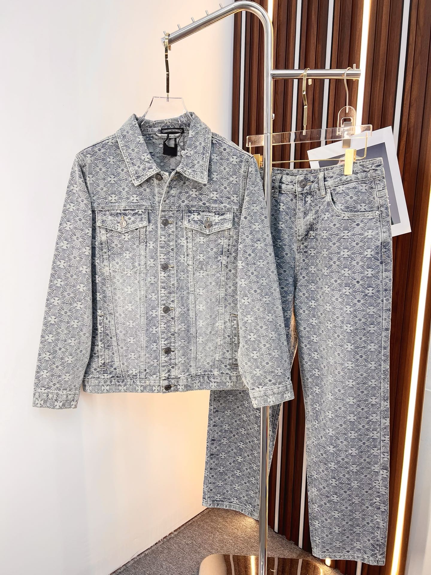 NO:684017,Kroxin exclusively sells the same style denim suits in the autumn and winter new counters. They can be sold individually, breathable, comfortable and casual!  Full of high-end feel!  The details are exquisite and high-end, and the workmanship is impeccable!  The original high-end fabric is very high-end!  The fabric is soft, delicate and comfortable, moisture-absorbent, quick-drying and breathable, neat and stylish. Top M-3XL, pants 29-36,,chrome hearts,19860909克罗心 独家专供秋冬新款专柜同款牛仔套装 可单卖,透气舒适休闲！高级感满满！细节精致高档,做工无可挑剔！原版高端面料很显高级！面料柔软细腻舒适 吸湿速干透气,利落有型.上衣M—3XL、裤子29-36,,chrome hearts,,Men's clothing