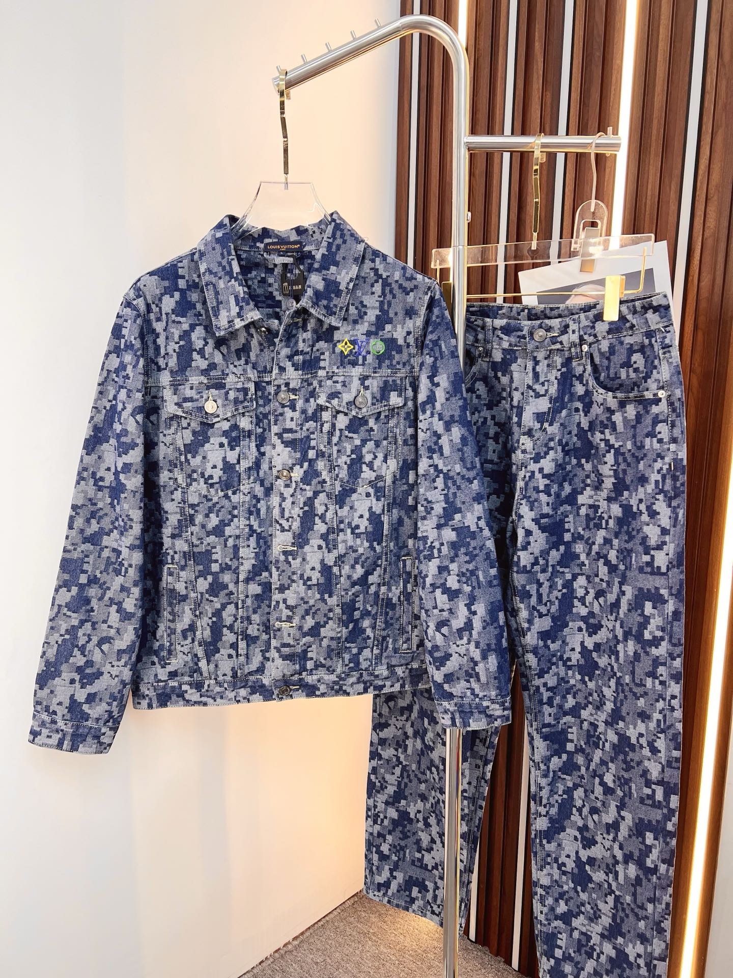 NO:684023,LV’s exclusive denim suit of the same style in autumn and winter new counters can be sold separately, breathable, comfortable and casual!  Full of high-end feel!  The details are exquisite and high-end, and the workmanship is impeccable!  The original high-end fabric is very high-end!  The fabric is soft, delicate and comfortable, moisture-absorbent, quick-drying and breathable, neat and stylish. Top M-3XL, pants 29-36,, louis vuitton,19860909LV 独家专供秋冬新款专柜同款牛仔套装 可单卖,透气舒适休闲！高级感满满！细节精致高档,做工无可挑剔！原版高端面料很显高级！面料柔软细腻舒适 吸湿速干透气,利落有型.上衣M—3XL、裤子29-36,,louis vuitton,,Men's clothing