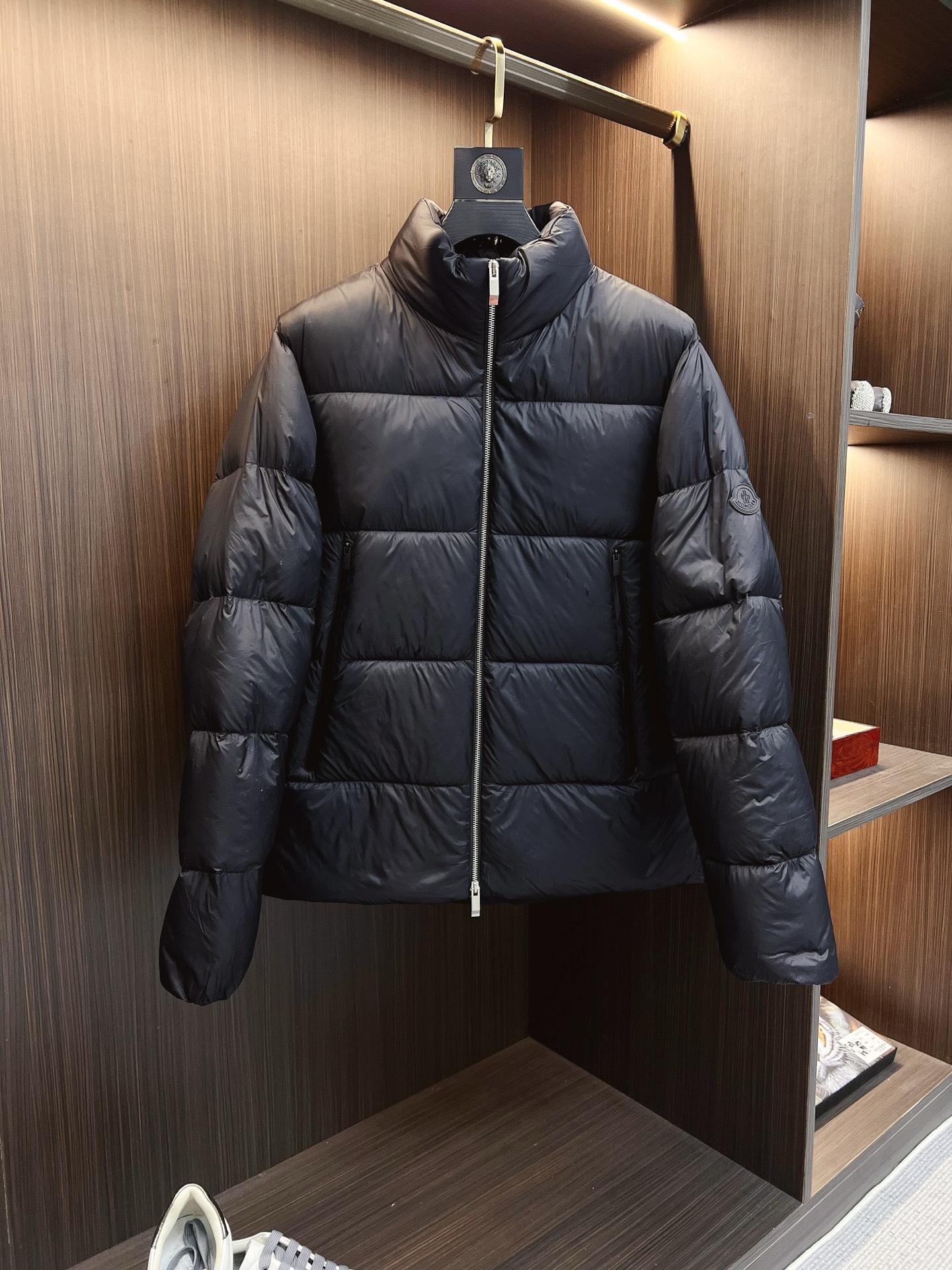 NO:657849,Mengkou official website 2025 autumn and winter new down jacket. This is known as the most high-end down jacket, all 90 down, with a classic logo combination. It is full of visual impact at first sight. It has better thermal insulation performance, is light and not heavy, and has good loft recovery after compression, and it can gather heat and lock in temperature!  Personalized color matching design, fresh and energetic!  There are too many versions circulating in the market. In addition to the different fabrics and workmanship, the biggest difference is that the filling is not goose down at all but feather silk or velvet, etc., and it is not easy to tell the difference for those who don’t understand. In addition, the fabrics and workmanship are definitely not of the same level. In short, look for us and you will never go astray. All the exclusive full colors are purchased and developed by genuine ones. If you understand the quality of our down jackets, you can safely recommend it with your eyes closed. The same series for men and women!  Size M-3XL Please state your height and weight when ordering,,Moncler,down jacket,alexander wang19860909蒙口 官网款2025秋冬新款羽绒服.这款号称羽绒服届最高端的,全部90绒的带着经典的Logo组合搭配,第一眼看到就是满满的视觉冲击,保暖性能更出色,轻便不厚重,且压缩后的蓬松度恢复性好,聚热锁温！个性的拼色设计,清新有活力！市面流通的版本实在太多了,除了面料做工不同外,最大的区别就是填充物根本不是鹅绒而是羽丝或手感绒等等,而不懂的根本不容易区分.另外面料和做工也绝对不是一个级别,总之认准我们,让你绝对不跑偏,独家全色全部购入正版开发,懂我们家羽绒服质量的,完全可以放心闭眼推.男女同款系列！码数M-3XL下单报身高体重,,Moncler,down jacket,alexander wang,Men's clothing