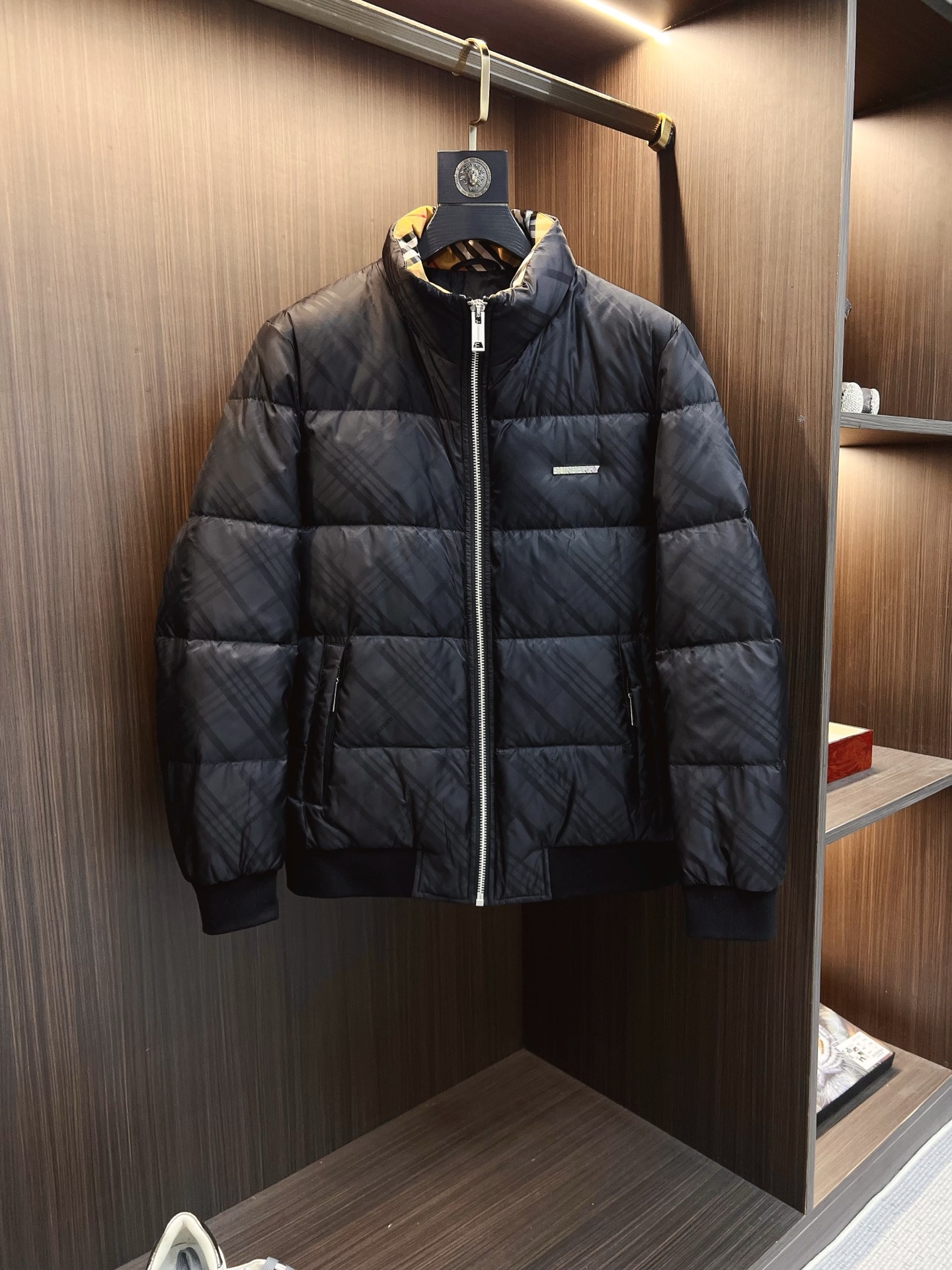 NO:657832,Burberry official website 2025 autumn and winter new down jacket. This is known as the most high-end down jacket, all 90 down, with a classic logo combination. It is full of visual impact at first sight. It has better thermal insulation performance, is light and not heavy, and has good loft recovery after compression, and it can gather heat and lock in temperature!  Personalized color matching design, fresh and energetic!  There are too many versions circulating in the market. In addition to the different fabrics and workmanship, the biggest difference is that the filling is not goose down at all but feather silk or velvet, etc., and it is not easy to tell the difference for those who don’t understand. In addition, the fabrics and workmanship are definitely not of the same level. In short, look for us and you will never go astray. All the exclusive full colors are purchased and developed by genuine ones. If you understand the quality of our down jackets, you can safely recommend it with your eyes closed. The same series for men and women!  Size M-3XL Please state your height and weight when ordering,,burberry,burberry,down jacket,alexander wang19860909Burberry 巴宝莉 官网款2025秋冬新款羽绒服.这款号称羽绒服届最高端的,全部90绒的带着经典的Logo组合搭配,第一眼看到就是满满的视觉冲击,保暖性能更出色,轻便不厚重,且压缩后的蓬松度恢复性好,聚热锁温！个性的拼色设计,清新有活力！市面流通的版本实在太多了,除了面料做工不同外,最大的区别就是填充物根本不是鹅绒而是羽丝或手感绒等等,而不懂的根本不容易区分.另外面料和做工也绝对不是一个级别,总之认准我们,让你绝对不跑偏,独家全色全部购入正版开发,懂我们家羽绒服质量的,完全可以放心闭眼推.男女同款系列！码数M-3XL下单报身高体重,,burberry,burberry,down jacket,alexander wang,Men's clothing