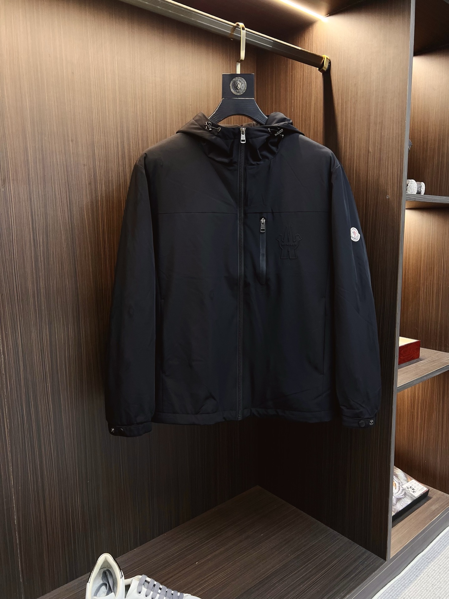 NO:657837,Mengkou official website 2025 autumn and winter new down jacket. This is known as the most high-end down jacket, all 90 down, with a classic logo combination. It is full of visual impact at first sight. It has better thermal insulation performance, is light and not heavy, and has good loft recovery after compression, and it can gather heat and lock in temperature!  Personalized color matching design, fresh and energetic!  There are too many versions circulating in the market. In addition to the different fabrics and workmanship, the biggest difference is that the filling is not goose down at all but feather silk or velvet, etc., and it is not easy to tell the difference for those who don’t understand. In addition, the fabrics and workmanship are definitely not of the same level. In short, look for us and you will never go astray. All the exclusive full colors are purchased and developed by genuine ones. If you understand the quality of our down jackets, you can safely recommend it with your eyes closed. The same series for men and women!  Size M-3XL Please state your height and weight when ordering,,Moncler,down jacket,alexander wang19860909蒙口 官网款2025秋冬新款羽绒服.这款号称羽绒服届最高端的,全部90绒的带着经典的Logo组合搭配,第一眼看到就是满满的视觉冲击,保暖性能更出色,轻便不厚重,且压缩后的蓬松度恢复性好,聚热锁温！个性的拼色设计,清新有活力！市面流通的版本实在太多了,除了面料做工不同外,最大的区别就是填充物根本不是鹅绒而是羽丝或手感绒等等,而不懂的根本不容易区分.另外面料和做工也绝对不是一个级别,总之认准我们,让你绝对不跑偏,独家全色全部购入正版开发,懂我们家羽绒服质量的,完全可以放心闭眼推.男女同款系列！码数M-3XL下单报身高体重,,Moncler,down jacket,alexander wang,Men's clothing