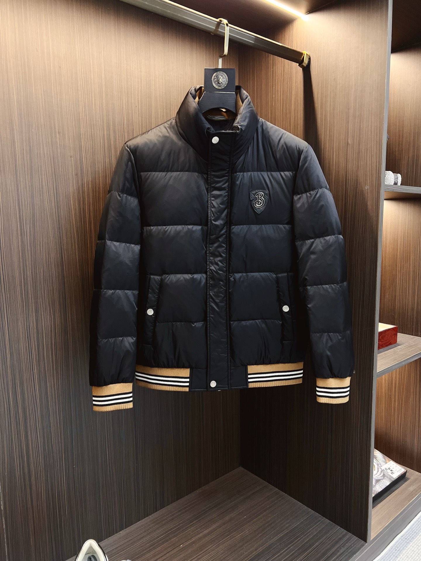 NO:657842,Burberry official website 2025 autumn and winter new down jacket. This is known as the most high-end down jacket, all 90 down, with a classic logo combination. It is full of visual impact at first sight. It has better thermal insulation performance, is light and not heavy, and has good loft recovery after compression, and it can gather heat and lock in temperature!  Personalized color matching design, fresh and energetic!  There are too many versions circulating in the market. In addition to the different fabrics and workmanship, the biggest difference is that the filling is not goose down at all but feather silk or velvet, etc., and it is not easy to tell the difference for those who don’t understand. In addition, the fabrics and workmanship are definitely not of the same level. In short, look for us and you will never go astray. All the exclusive full colors are purchased and developed by genuine ones. If you understand the quality of our down jackets, you can safely recommend it with your eyes closed. The same series for men and women!  Size M-3XL Please state your height and weight when ordering,,burberry,burberry,down jacket,alexander wang19860909Burberry 巴宝莉 官网款2025秋冬新款羽绒服.这款号称羽绒服届最高端的,全部90绒的带着经典的Logo组合搭配,第一眼看到就是满满的视觉冲击,保暖性能更出色,轻便不厚重,且压缩后的蓬松度恢复性好,聚热锁温！个性的拼色设计,清新有活力！市面流通的版本实在太多了,除了面料做工不同外,最大的区别就是填充物根本不是鹅绒而是羽丝或手感绒等等,而不懂的根本不容易区分.另外面料和做工也绝对不是一个级别,总之认准我们,让你绝对不跑偏,独家全色全部购入正版开发,懂我们家羽绒服质量的,完全可以放心闭眼推.男女同款系列！码数M-3XL下单报身高体重,,burberry,burberry,down jacket,alexander wang,Men's clothing