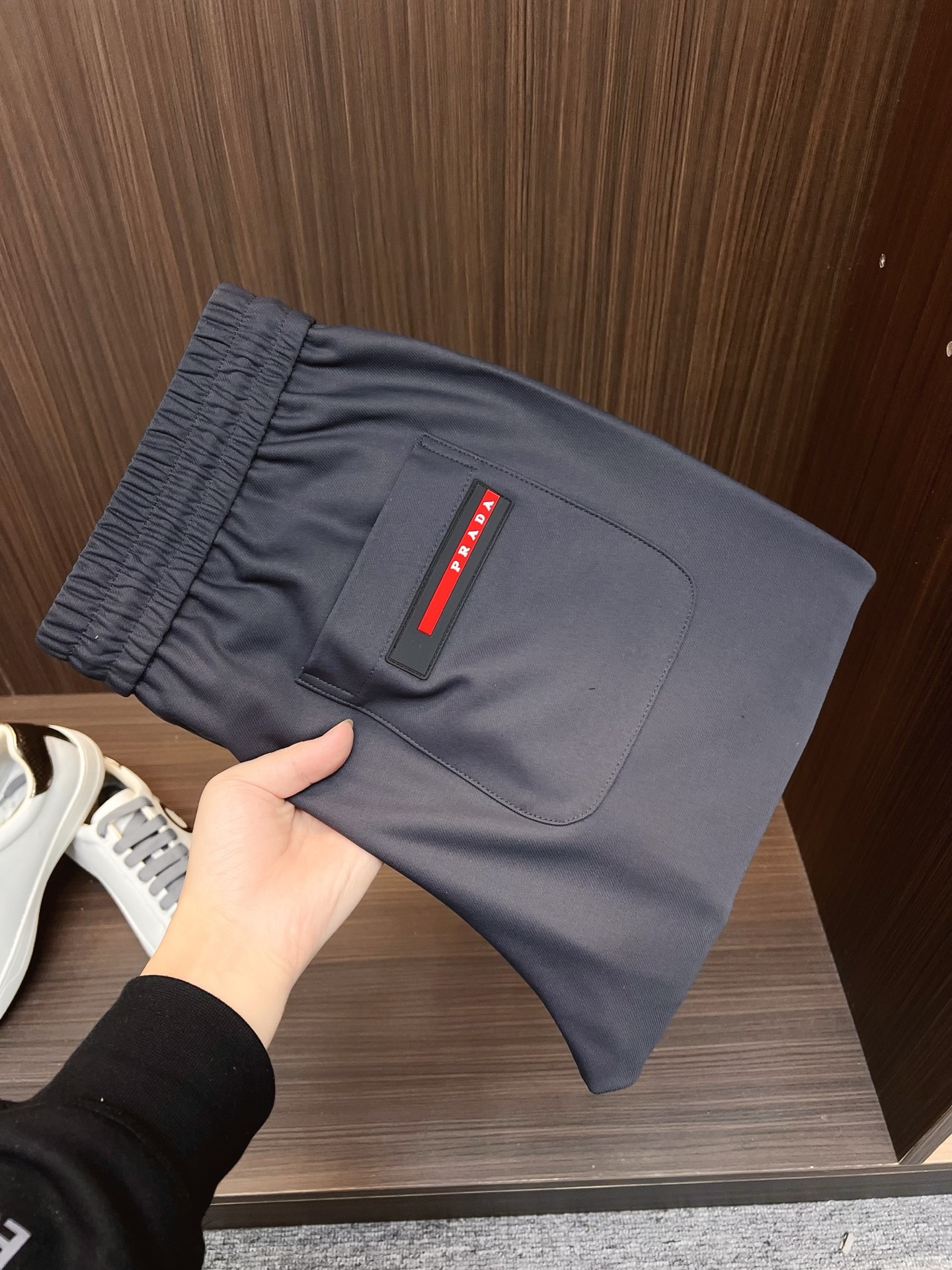 NO:647920,Prada 25FW new autumn and winter high-density technical cotton drawstring casual trousers, men's classic carriage logo embroidered three-dimensional center seam straight casual trousers!  Trading company channels are rare, leading official website sales!  With its unique design and excellent quality, it stands out as a major new product and an exciting fashion masterpiece. It is like an elegant gentleman, exuding a low-key and luxurious temperament!  The trousers are made of custom-made high-density technical cotton. They have a stiff and stylish texture. They are not stiff and stiff. Instead, they cleverly incorporate comfort and skin-friendly features while maintaining stiffness!  Wearing it is like being wrapped in a layer of soft clouds, without any sense of restraint!  As a leading brand in the fashion industry, COA strives for excellence in the details!  The classic letter logo on the front is like a bright pearl, shining with a unique light. It is simple and powerful, showing the charm of the brand in a low-key way!  Echoing the letter logo on the front panel is the iconic horse-drawn carriage logo embroidery on the back pocket, which carries the brand's long history and profound cultural heritage. The horse-drawn carriage logo embroidery is exquisite and delicate, with every stitch and line devoted to the craftsmen's efforts. It complements the letter logo on the front panel, and jointly demonstrates the brand's high-end luxury identity!  The design of the waistband is also unique, using drawstring elastic waistband, which not only considers the comfort of wearing, but also provides more choices for people of different body types!  Whether you are a slim fashionista or a fashion lover with a slightly plump figure, you can easily find the tightness that suits you best by adjusting the drawstring!  The drawstring design also adds a casual and casual feel, making you feel more free and easy when wearing it, as if you are getting rid of all the constraints and enjoying the beauty of life!  The three-dimensional center seam design of the trouser legs is like a straight track, extending from the waistband to the trouser legs, adding a toughness and straightness to the entire trousers!  The straight version can subtly modify the shape of your legs. No matter your legs are straight and slender or slightly imperfect, you can instantly show off your perfect leg lines after wearing these pants!  Black/grey, two colors available!  Size M-3XL M size waist 76/82cm - hip 98cm - front 28cm - thigh 60cm - trouser length 99cm - trouser leg 34cm L size waist 80/86cm - hip 102cm - front 29cm - thigh 62cm - trouser length 100cm - trouser leg 35cm  XL size waist 84/90cm - hip 106cm - front 29cm - thigh 64cm - trouser length 101cm - trouser leg 36cm XXL size waist 88/94cm - hip 110cm - front 30cm - thigh 66cm - trouser length 102cm - trouser leg 37cm  3XL size waist 92/98cm - hip 114cm - front 30cm - thigh 68cm - trouser length 103cm - trouser leg 38cm Recommended size (standard version) Height 174kg, try on L size!  Boys weighing less than 133 pounds should choose M size, 133-145 pounds should choose L size, 145-158 pounds should choose XL size, 158-172 pounds should choose XXL size, and 172-186 pounds should choose 3XL size!  ,,prada,alexander wang19860909普拉达 25FW秋冬新款高密度科技棉质抽绳休闲裤,男士经典马车徽标刺绣立体中缝线直筒休闲长裤！贸易公司渠道稀出,领先官网发售！凭借独特的设计与卓越的品质脱颖而出重磅新品,令人心动的时尚佳作,它宛如一位优雅的绅士,散发着低调而奢华的气质！ 该裤装采用客供定制高密度科技棉布,硬挺有型的质感,并非生硬的僵硬,而是在保持挺括的同时,巧妙地融入了舒适亲肤的特性！穿上它就如同被一层轻柔的云朵包裹,没有丝毫的束缚感！COA作为时尚界的领军品牌,对于细节的把控可谓精益求精！前幅的经典字母标识宛如一颗璀璨的明珠,闪耀着独特的光芒,它简洁而有力,以一种低调的方式彰显着品牌的魅力！而与前幅字母标识相呼应的是后兜上标志性的马车徽标刺绣,承载着品牌悠久的历史和深厚的文化底蕴,马车徽标刺绣精致细腻,每一针每一线都倾注了工匠们的心血,与前幅的字母标识相互映衬,共同展现出品牌高奢的身份！ 裤腰的设计同样别具匠心,采用了抽绳松紧裤腰,不仅考虑到了穿着的舒适度,还为不同身材的人提供了更多的选择！无论是身材苗条的时尚达人,还是身材稍显丰满的潮流爱好者,都能通过调节抽绳,轻松找到最适合自己的松紧度！抽绳的设计还增添了一份随性与休闲的感觉,让你在穿着时更加自在洒脱,仿佛摆脱了所有的束缚,尽情享受生活的美好！裤腿立体中缝线设计犹如一条笔直的轨道,从裤腰一直延伸到裤脚,为整条裤子增添了一份硬朗与挺拔！结合直筒的版型能够巧妙地修饰腿型,无论你的腿型是笔直修长,还是略有瑕疵,穿上这条裤子后,都能瞬间展现出完美的腿部线条！黑色/灰色,两色入！尺码M-3XL M码腰围76/82cm-臀围98cm-前档28cm-大腿围60cm-裤长99cm-裤脚34cm L码腰围80/86cm-臀围102cm-前档29cm-大腿围62cm-裤长100cm-裤脚35cm XL码腰围84/90cm-臀围106cm-前档29cm-大腿围64cm-裤长101cm-裤脚36cm XXL码腰围88/94cm-臀围110cm-前档30cm-大腿围66cm-裤长102cm-裤脚37cm 3XL码腰围92/98cm-臀围114cm-前档30cm-大腿围68cm-裤长103cm-裤脚38cm 尺码推荐（标准版型） 身高174-斤,试穿L码合适！ 男生体重133斤以内选择M码,133-145斤选择L码,145-158斤选择XL码,158-172斤选择XXL码,172-186斤选择3XL码！,,prada,alexander wang,Men's clothing