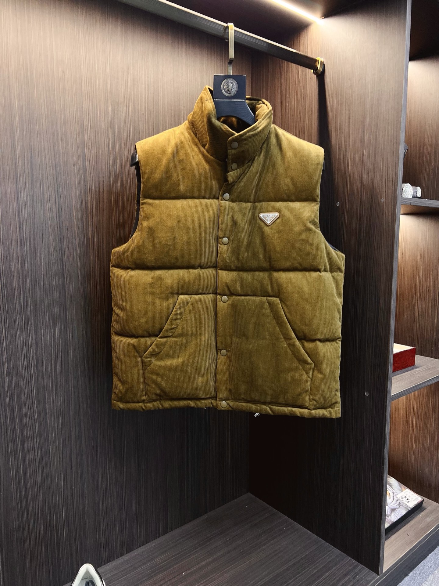 NO:647936,PRA25FW new autumn and winter corduroy cotton zipper down vest, men's and women's same style metal triangle badge stowable hooded stand collar down jacket vest jacket!  Trading company channels are rare, and it is available for sale on the official website simultaneously for 18540RMB!  In the vast starry sky of fashion, there are always some items that shine like bright stars, attracting everyone's attention with their unique charm!  And P’s new corduroy down vest is such an excellent piece that combines fashion, quality and practicality!   This down vest is made of custom-made corduroy cotton fabric. The cotton material gives it a soft and skin-friendly touch, just like being gently wrapped by clouds. It fits the skin and brings an incomparable comfortable experience!  The unique texture of corduroy is fine and regular. Under the reflection of light, it emits a soft luster, as if telling the story of years of accumulation, adding a retro and elegant temperament to the whole vest!  The interior is filled with national standard 90 white duck down. Each down is full and light, like fluffy clouds, and has excellent warmth retention properties!  When you put on this vest in the cold winter, the white duck down will quickly form a warm little world, isolating the cold air, allowing you to feel as warm as the warm spring sun all the time!  Moreover, this high-quality filling not only has good thermal insulation effect, but also does not produce odor, always keeping it fresh and dry, allowing you to wear it with more peace of mind!  The metal triangle badge on the chest is particularly eye-catching. It has been carefully treated with enamel coating, making the color bright and long-lasting. The texture of metal and the luster of enamel blend together, exuding a noble and refined atmosphere!  It is like a fashionable medal, highlighting the wearer's unique taste and identity. No matter where you go, it can become the focus of everyone's attention!  The placket adopts a lacquered four-button zipper opening and closing design. This clever design takes into account both practicality and fashion sense!  The stowable hooded stand-up collar design allows you to freely switch dressing styles according to different occasions and needs, truly achieving one garment for multiple wears!  Fitted design, neither too loose and bulky, nor too tight to restrict movement!  The well-fitting tailoring can perfectly fit the body curves and show off the wearer's figure advantages!  Whether paired with a simple T-shirt and jeans, or a formal shirt and suit pants, you can easily control it and create different fashion looks!  Caramel/black, two colors available!  Size 46-52 Size 46 has shoulder width 45cm - bust 116cm - dress length 65cm Size 48 has shoulder width 46cm - bust 120cm - dress length 67cm Size 50 has shoulder width 47cm - bust 124cm - dress length 69cm Size 52 has shoulder width 48cm - chest 128cm - dress length 71cm Size recommendations (standard version)  I am 174kg tall, and I try on size 48 which is suitable!  Boys weighing less than 100 pounds should choose size 46, -150 pounds should choose size 48, 150-168 pounds should choose size 50, and 168-186 pounds should choose size 52!  ,,prada,jeans,jackets & coats,shirts,tees,t-shirt,down jacket,business suit,hats,alexander wang19860909PRA25FW秋冬新款灯芯绒全棉拉链羽绒马甲,男女同款金属三角标徽章可收纳式连帽立领羽绒服马甲外套！贸易公司渠道稀出,同步官网发售18540RMB！在时尚的浩瀚星空中,总有一些单品如同璀璨星辰,以其独特的魅力吸引着众人的目光！而P家全新灯芯绒羽绒马甲,便是这样一件集时尚、品质与实用性于一身的绝佳之作！  这款羽绒马甲采用客供定制灯芯绒全棉面料,全棉的材质赋予了它柔软亲肤的触感,就像被云朵轻轻包裹一般,贴合肌肤,带来无比的舒适体验！灯芯绒独特的纹理,细密而规整,在光线的映照下,泛出柔和的光泽,仿佛在诉说着岁月沉淀的故事,为整件马甲增添了一份复古而优雅的气质！内里采用了国标90白鸭绒填充,每一朵绒毛都饱满轻盈,犹如蓬松的云朵,具有极佳的保暖性能！在寒冷的冬日里当你穿上这件马甲,白鸭绒会迅速形成一个温暖的小世界,将冷空气隔绝在外,让你时刻感受到如春日暖阳般的温暖！而且这种高品质的填充,不仅保暖效果好,还不会产生异味,始终保持着清新干爽,让你穿着更加安心！ 胸前金属三角标徽章格外醒目,经过珐琅涂层的精心处理,色泽鲜艳且持久,金属的质感与珐琅的光泽相互交融,散发出一种高贵而精致的气息！它就像一个时尚的勋章,彰显着穿着者的独特品味与身份,无论走到哪里,都能成为众人瞩目的焦点！门襟采用了漆面四合扣拉链开合设计,这种巧妙的设计,既兼顾了实用性,又不失时尚感！可收纳式连帽立领设计,让你能够根据不同的场合和需求,自由切换穿着方式,真正做到了一衣多穿！合身版型设计,既不会过于宽松显得臃肿,也不会过于紧身限制活动！合身的剪裁能够完美地贴合身体曲线,展现出穿着者的身材优势！无论是搭配简约的T恤和牛仔裤,还是搭配正式的衬衫和西装裤,都能轻松驾驭,打造出不同的时尚造型！焦糖色/黑色,两色入！尺码46-52 46码肩宽45cm-胸围116cm-衣长65cm 48码肩宽46cm-胸围120cm-衣长67cm 50码肩宽47cm-胸围124cm-衣长69cm 52码肩宽48cm-胸围128cm-衣长71cm 尺码推荐（标准版型） 身高174-斤,试穿48码合适！ 男生体重斤以内选择46码,-150斤选择48码,150-168斤选择50码,168-186斤选择52码！,,prada,jeans,jackets & coats,shirts,tees，t-shirt,down jacket,business suit,hats,alexander wang,Men's clothing