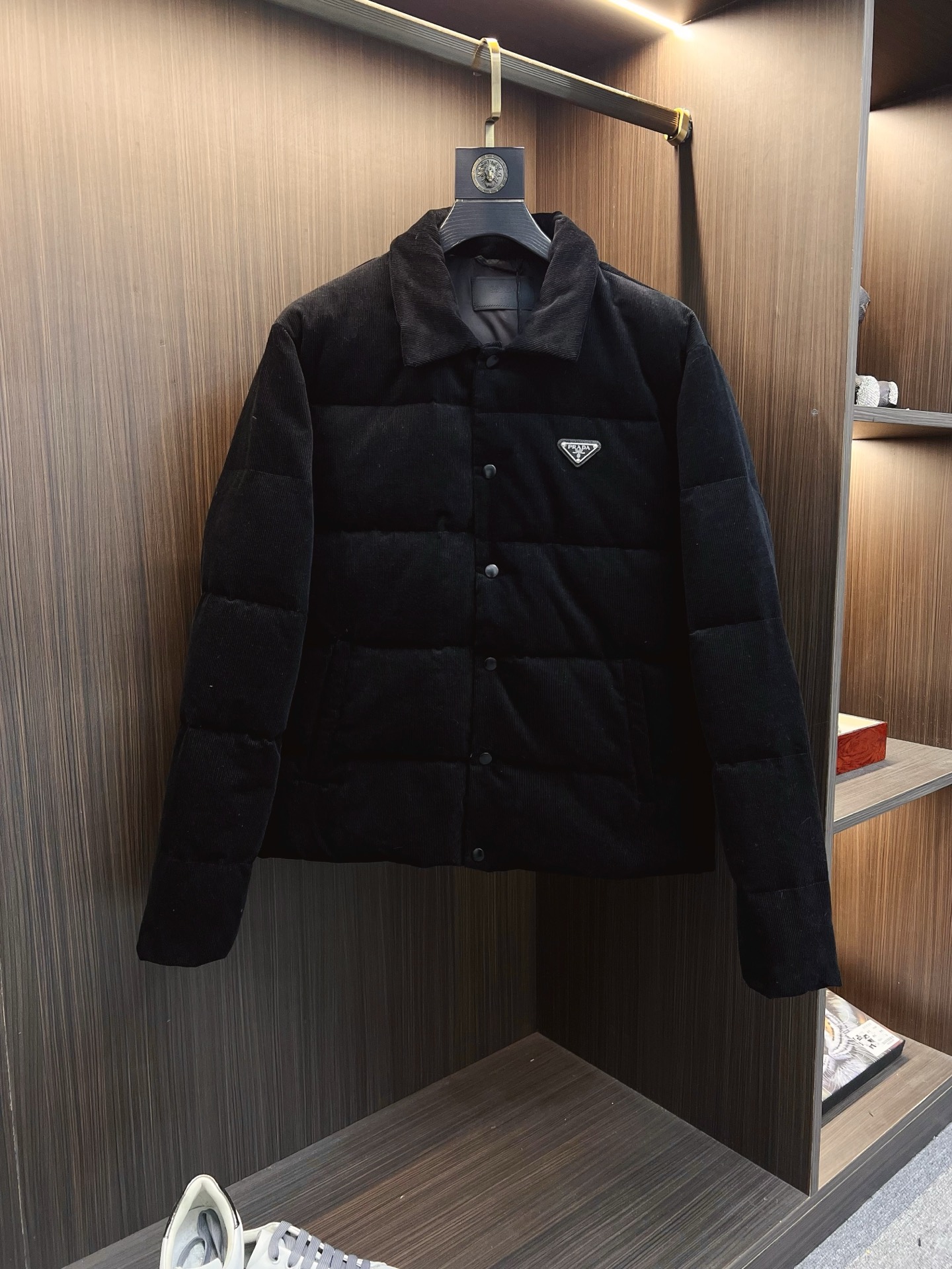 NO:647931,PRA25FW new autumn and winter corduroy cotton lapel down jacket, the same metal triangle logo badge shirt-style down jacket for men and women!  Trading company channels are rare and available on the official website simultaneously!  In the vast starry sky of fashion, there are always some items that shine like bright stars, attracting everyone's attention with their unique charm!  The P family’s new corduroy down jacket is such an excellent piece that combines fashion, quality and practicality!   This down jacket is made of custom-made corduroy cotton fabric. The cotton material gives it a soft and skin-friendly touch, just like being gently wrapped by clouds. It fits the skin and brings an incomparable comfortable experience!  The unique texture of corduroy is fine and regular. Under the reflection of light, it emits a soft luster, as if telling the story of years of precipitation, adding a retro and elegant temperament to the whole jacket!  The interior is filled with national standard 90 white duck down. Each down is full and light, like fluffy clouds, and has excellent warmth retention properties!  When you put on this down jacket in the cold winter, the white duck down will quickly form a warm little world, isolating the cold air from outside, allowing you to feel as warm as the warm spring sun all the time!  Moreover, this high-quality filling not only has good thermal insulation effect, but also does not produce odor, always keeping it fresh and dry, allowing you to wear it with more peace of mind!  The metal triangle badge on the chest is particularly eye-catching. It has been carefully treated with enamel coating, making the color bright and long-lasting. The texture of metal and the luster of enamel blend together, exuding a noble and refined atmosphere!  It is like a fashionable medal, highlighting the wearer's unique taste and identity. No matter where you go, it can become the focus of everyone's attention!  The placket adopts a lacquered four-button opening and closing design. This clever design takes into account both practicality and fashion!  Slightly loose fit cutting design, neither too loose and bloated, nor too tight to restrict movement!  It can perfectly fit the body curve and show the wearer's figure advantages!  Whether paired with a simple T-shirt and jeans, or a formal shirt and suit pants, you can easily control it and create different fashion looks!  Caramel/black, two colors available!  Size 46-52 Size 46 has shoulder width 51cm - chest 120cm - dress length 68cm - sleeve length 68cm Size 48 has shoulder width 52cm - chest 124cm - dress length 70cm - sleeve length 69cm Size 50 has shoulder width 53cm - chest 128cm - dress length 72cm - sleeve length 70cm  Size 52, shoulder width 54cm - bust 132cm - length 74cm - sleeve length 71cm Recommended size (standard version) Height 174kg, trying on size 48 is suitable!  Boys weighing less than 100 pounds should choose size 46, -150 pounds should choose size 48, 150-168 pounds should choose size 50, and 168-186 pounds should choose size 52!  ,,prada,jeans,jackets & coats,jackets & coats,shirts,tees,t-shirt,down jacket,business suit,alexander wang19860909PRA25FW秋冬新款灯芯绒全棉翻领羽绒夹克,男女同款金属三角标徽章衬衫式羽绒服夹克外套！贸易公司渠道稀出,同步官网发售！在时尚的浩瀚星空中,总有一些单品如同璀璨星辰,以其独特的魅力吸引着众人的目光！而P家全新灯芯绒羽绒服,便是这样一件集时尚、品质与实用性于一身的绝佳之作！  这款羽绒服采用客供定制灯芯绒全棉面料,全棉的材质赋予了它柔软亲肤的触感,就像被云朵轻轻包裹一般,贴合肌肤,带来无比的舒适体验！灯芯绒独特的纹理,细密而规整,在光线的映照下,泛出柔和的光泽,仿佛在诉说着岁月沉淀的故事,为整件外套增添了一份复古而优雅的气质！内里采用了国标90白鸭绒填充,每一朵绒毛都饱满轻盈,犹如蓬松的云朵,具有极佳的保暖性能！在寒冷的冬日里当你穿上这件羽绒服,白鸭绒会迅速形成一个温暖的小世界,将冷空气隔绝在外,让你时刻感受到如春日暖阳般的温暖！而且这种高品质的填充,不仅保暖效果好,还不会产生异味,始终保持着清新干爽,让你穿着更加安心！ 胸前金属三角标徽章格外醒目,经过珐琅涂层的精心处理,色泽鲜艳且持久,金属的质感与珐琅的光泽相互交融,散发出一种高贵而精致的气息！它就像一个时尚的勋章,彰显着穿着者的独特品味与身份,无论走到哪里,都能成为众人瞩目的焦点！门襟采用了漆面四合扣开合设计,这种巧妙的设计,既兼顾了实用性,又不失时尚感！略宽松版型裁剪设计,既不会过于宽松显得臃肿,也不会过于紧身限制活动！能够完美地贴合身体曲线,展现出穿着者的身材优势！无论是搭配简约的T恤和牛仔裤,还是搭配正式的衬衫和西装裤,都能轻松驾驭,打造出不同的时尚造型！焦糖色/黑色,两色入！尺码46-52 46码肩宽51cm-胸围120cm-衣长68cm-袖长68cm 48码肩宽52cm-胸围124cm-衣长70cm-袖长69cm 50码肩宽53cm-胸围128cm-衣长72cm-袖长70cm 52码肩宽54cm-胸围132cm-衣长74cm-袖长71cm 尺码推荐（标准版型） 身高174-斤,试穿48码合适！ 男生体重斤以内选择46码,-150斤选择48码,150-168斤选择50码,168-186斤选择52码！,,prada,jeans,jackets & coats,jackets & coats,shirts,tees，t-shirt,down jacket,business suit,alexander wang,Men's clothing