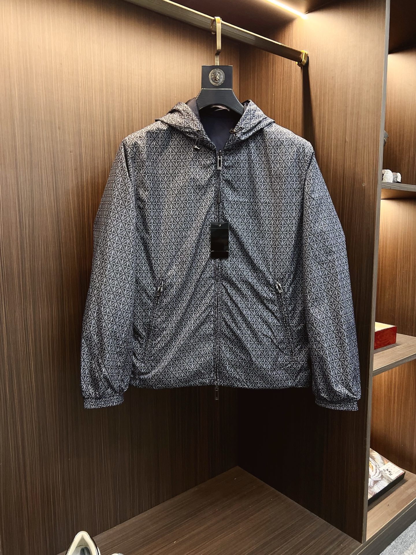 NO:647925,EA25FW new autumn and winter classic logo dark pattern jacquard nylon hooded jacket, men's black knitted cotton fashionable and casual reversible zipper jacket!  Trading company channels are rare and available on the official website simultaneously!  EA's new reversible hooded jacket has become the perfect combination of fashion and practicality with its unique reversible design, careful detail processing and fitted fit!  It is not just a piece of clothing, but an expression of your attitude toward life, allowing you to show your truest and most confident self on different occasions!  The most eye-catching thing about this jacket is undoubtedly its unique double-sided design!  Imagine that you can instantly switch styles with just one flip, as if you have two completely different clothes!  One side is made of classic logo dark pattern jacquard nylon fabric. This fabric has a low-key sense of luxury. The classic logo dark pattern is like a mysterious totem, looming on the nylon fabric, as if telling the history and story of the brand!  The other side is made of knitted cotton, which is in sharp contrast to the tough style of nylon fabric. The soft touch of knitted cotton is like being gently wrapped by clouds, giving people an extremely warm and comfortable feeling!  The style it creates is more casual and casual, as if it takes you back to that carefree youth!  These two completely different styles are like two sides of life, one is exquisite urban life, and the other is pleasant leisure time, and this jacket allows you to switch between the two easily!  In addition to the unique reversible design, the details of this jacket are also full of ingenuity!  The drawstring-type adjustable hood is one of its highlights. When you encounter a sudden light rain or a biting cold wind, you only need to gently pull the drawstring, and the hood can be quickly tightened to protect you from wind and rain and provide you with warm shelter!  The design of the two-way zipper opening and closing of the placket adds convenience and fashion to this jacket. The two-way zipper allows you to freely adjust the opening and closing degree according to your own needs!  The slightly loose design seems to be tailor-made for your body. It is not too loose and looks bloated, nor is it too tight and restricts your activities!  Whether you are raising your hands, bending down or turning around, you can move freely without any sense of restraint!  The well-fitting version can also modify your figure well and show off the beauty of your lines, allowing you to have a confident appearance while wearing it comfortably!  Size 46-54 Size 46 has shoulder width 53cm - chest 120cm - dress length 69cm - sleeve length 60cm Size 48 has shoulder width 55cm - chest 124cm - dress length 71cm - sleeve length 61cm Size 50 has shoulder width 57cm - chest 128cm - dress length 73cm - sleeve length 62cm  Size 52 has shoulder width 59cm - bust 132cm - dress length 75cm - sleeve length 63cm. Size 54 has shoulder width 61cm - chest 136cm - dress length 77cm - sleeve length 64cm. Size recommendation (standard version). Height 174kg, trying on size 48 is suitable!  Boys weighing less than 100 pounds should choose size 46, -148 pounds should choose size 48, 148-162 pounds should choose size 50, 162-174 pounds should choose size 52, and 174-190 pounds should choose size 54!  ,,jackets & coats,jackets & coats,hats, 19860909EA25FW秋冬新款经典徽标暗纹提花尼龙连帽夹克,男士黑色针织棉布时尚休闲双面穿拉链夹克外套！贸易公司渠道稀出,同步官网发售！EA全新双面穿连帽夹克,以其独特的双面穿设计、精心的细节处理和合身的版型,成为了时尚与实用的完美结合体！它不仅仅是一件衣服,更是一种生活态度的表达,让你在不同的场合中都能展现出最真实、最自信的自己！ 这款夹克最引人注目的地方,当属它那别具一格的双面穿设计！想象一下你只需轻轻一翻,就能瞬间切换风格,仿佛拥有了两件截然不同的衣服！一面采用了经典徽标暗纹提花尼龙面料,这种面料自带一种低调的奢华感,经典的徽标暗纹如同神秘的图腾,在尼龙面料上若隐若现,仿佛在诉说着品牌的历史与故事！而另一面则采用了针织棉布材质,与尼龙面料的硬朗风格形成了鲜明的对比,针织棉布那柔软的触感,就像被云朵轻轻包裹,给人带来一种无比温馨和惬意的感受！它所营造出的风格更加休闲、随性,仿佛让你回到了那个无忧无虑的青春时光！这种截然不同的两种风格,就像生活中的两面,一面是精致的都市生活,一面是惬意的休闲时光,而这款夹克让你能够轻松地在两者之间自由切换！ 除了独特的双面穿设计,这款夹克的细节之处也尽显匠心！抽绳式调节帽兜是它的一大亮点,当你遇到突如其来的小雨或者凛冽的寒风时,只需轻轻拉动抽绳,帽兜就能迅速收紧,为你遮挡风雨,提供温暖的庇护！门襟双向拉链开合的设计更是为这款夹克增添了一份便捷与时尚,双向拉链可以让你根据自己的需求自由调节开合的程度！略宽松版型的设计仿佛是为你的身体量身定制一般,它不会过于宽松而显得臃肿,也不会过于紧身而限制你的活动！无论是抬手、弯腰还是转身,都能让你行动自如,毫无束缚感！合身的版型还能够很好地修饰你的身材,展现出你的线条美,让你在穿着舒适的同时,也能拥有自信的外表！尺码46-54 46码肩宽53cm-胸围120cm-衣长69cm-袖长60cm  48码肩宽55cm-胸围124cm-衣长71cm-袖长61cm  50码肩宽57cm-胸围128cm-衣长73cm-袖长62cm  52码肩宽59cm-胸围132cm-衣长75cm-袖长63cm  54码肩宽61cm-胸围136cm-衣长77cm-袖长64cm  尺码推荐（标准版型） 身高174-斤,试穿48码合适！ 男生体重斤以内选择46码,-148斤选择48码,148-162斤选择50码,162-174斤选择52码,174-190斤选择54码！,,jackets & coats,jackets & coats,hats, ,Men's clothing