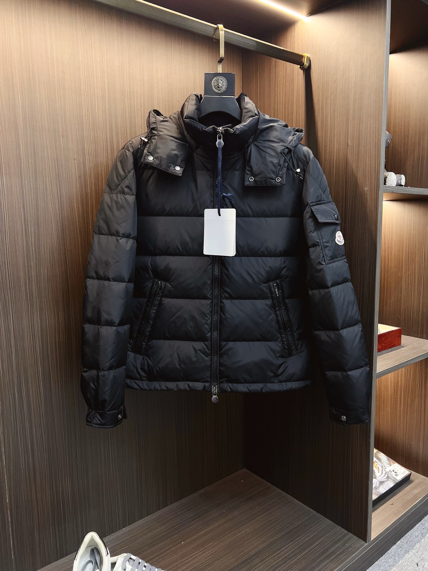 NO:647946,MOC25FW new autumn and winter matte black nylon Maya down jacket, the same classic badge pocket removable hooded stand collar zipper down jacket for men and women!  Trading company channels are rare, and it is available for sale on the official website simultaneously for 17,090 RMB!  Classic Maya short down jacket, the best short down jacket in history, bar none!  The recognized top spot in the down industry, the NO.1 position has never been shaken. No matter how many years have passed, it is still the model of down jackets. It is the perfect garment in everyone's heart!  Celebrities from all walks of life are calling for Maya crazily. Modern style combined with avant-garde fashion styling elements has reshaped the classic charm of Maya's wind and snow down jacket!  The classic shape and design aesthetics are suitable for all body types. No matter whether you are tall or short, fat or thin, the upper body can show a straight and straight posture, giving people a tough and elegant temperament. There are thousands of reasons to accept Maya!  This Maya down jacket is made of black matte nylon material. It has excellent outdoor windproof and water-repellent effects and can easily cope with various occasions!  Customized brand-engraved hardware zipper accessories for customers, the details are full of high-end and exquisiteness!  The badge embroidered pocket decoration on the sleeve arm is undoubtedly the most representative, and its recognition is beyond doubt!  The interior is filled with 90 GB white duck down, which has an amazing degree of warmth and temperature locking, allowing you to spend every cold winter comfortably and warmly!  As for the detachable wind hood design, the closed state of the hood is full of three-dimensionality and the shape is sharper. It is not afraid of the cold wind and makes you energetic in the cold winter!  Size 1-5 Size 1 has shoulder width 47cm - bust 110cm - dress length 67cm - sleeve length 64cm Size 2 has shoulder width 48cm - chest 114cm - dress length 68cm - sleeve length 65cm Size 3 has shoulder width 49cm - chest 118cm - dress length 69cm - sleeve length 66cm Size 4 has shoulder width 50cm - chest 122cm - dress length 71cm - sleeve length 67cm  Size 5, shoulder width 51cm - bust 126cm - length 73cm - sleeve length 68cm. Recommended size (standard version). Height 174kg, try on size 2 which is suitable!  For boys, choose size 1 if you weigh less than 143 pounds, choose size 2 if you weigh between 143 and 156 pounds, choose size 3 if you weigh 143-156 pounds, choose size 4 if you weigh 156-170 pounds, and choose size 5 if you weigh 170-185 pounds!  All girls can choose size 1!  ,,jackets & coats,jackets & coats,down jacket,hats,alexander wang19860909MOC25FW秋冬新款哑光黑色尼龙Maya羽绒夹克,男女同款经典徽章口袋可拆卸连帽立领拉链羽绒服外套！贸易公司渠道稀出,同步官网发售17090RMB！经典Maya短款羽绒服,历史上最好的短款羽绒服,没有之一！羽绒界公认的榜首,NO.1位置从未撼动过,无论多少年过去,依然是羽绒服的典范楷模,它是所有人心中的完美服饰！ 各路明星达人都在为Maya疯狂打CALL,现代风格结合前卫的时尚造型元素,重新塑造出Maya风雪羽绒夹克的经典魅力！经典的造型设计美感,包容所有的身材穿着,无论身材高矮肥瘦,上身都能呈现出挺拔笔直的身姿,给人硬朗儒雅的气质,收下Maya有万千个理由！这款Maya羽绒服采用黑色哑光尼龙材质打造,具有优异的户外防风拒水功效,能够轻松应对各种场合！客供定制品牌刻印五金拉链辅料,细节尽显高级与精致感！袖臂上徽章刺绣口袋装饰,这无疑是最具代表性的,其辨识度毋庸置疑！内里采用90国标白鸭绒填充,其保暖锁温程度令人惊叹,让你舒适温暖的度过每一个寒冷的冬季！而拆卸式风兜帽设计造型,帽子闭合状态立体感十足,造型更加犀利,不怕寒风凛冽让你在寒冬中活力四射！尺码1-5 1码肩宽47cm-胸围110cm-衣长67cm-袖长64cm 2码肩宽48cm-胸围114cm-衣长68cm-袖长65cm 3码肩宽49cm-胸围118cm-衣长69cm-袖长66cm 4码肩宽50cm-胸围122cm-衣长71cm-袖长67cm 5码肩宽51cm-胸围126cm-衣长73cm-袖长68cm 尺码推荐（标准版型） 身高174-斤,试穿2码合适！ 男生体重斤以内选择1码,-143斤选择2码,143-156斤选择3码,156-170斤选择4码,170-185斤选择5码！ 女生全部选择1码即可！,,jackets & coats,jackets & coats,down jacket,hats,alexander wang,Men's clothing